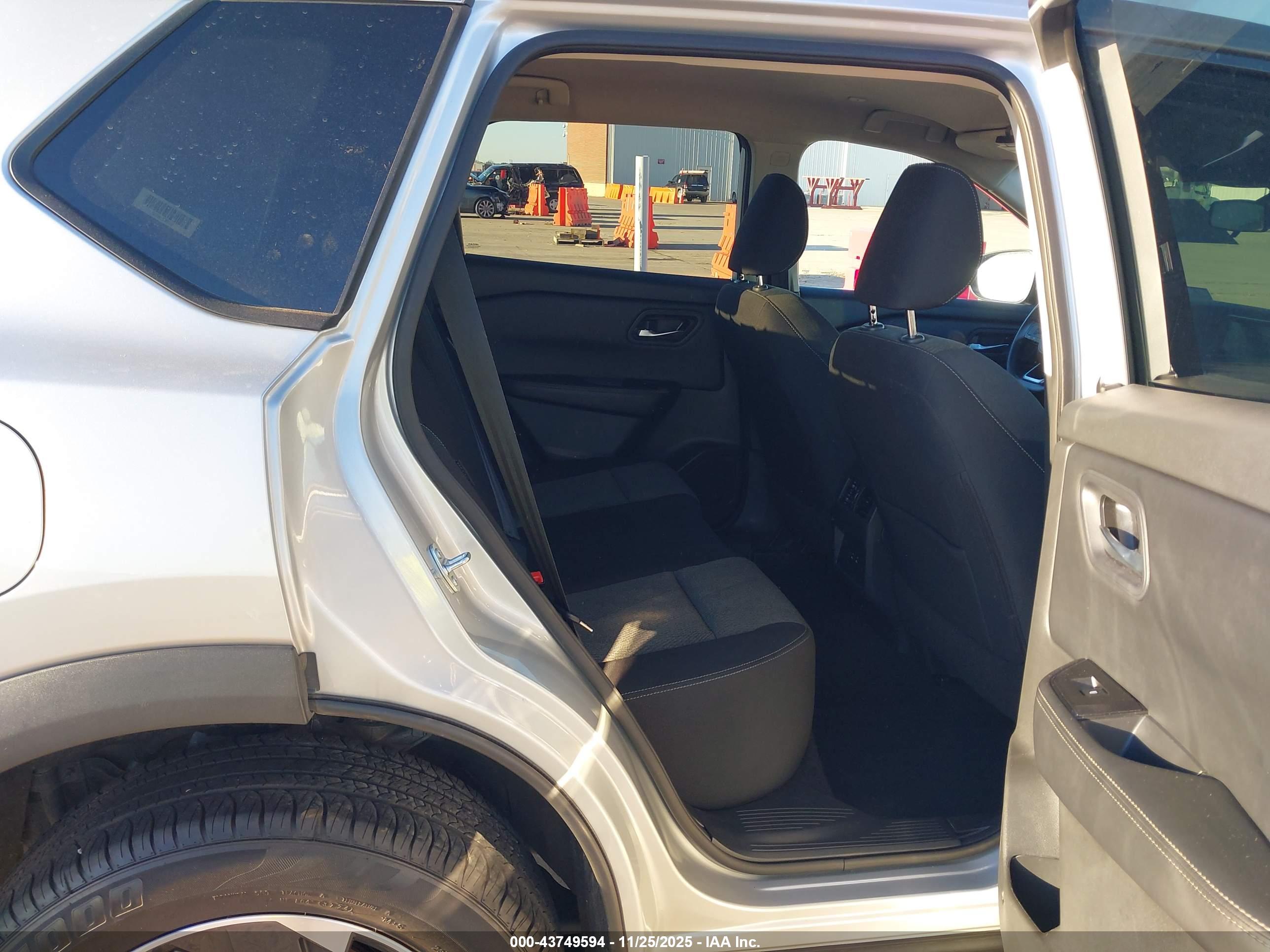 NISSAN ROGUE image 8
