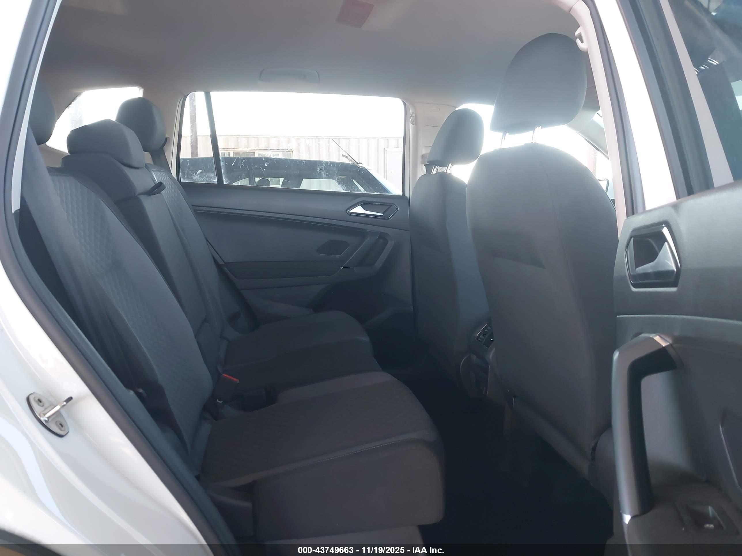 VOLKSWAGEN TIGUAN image 8