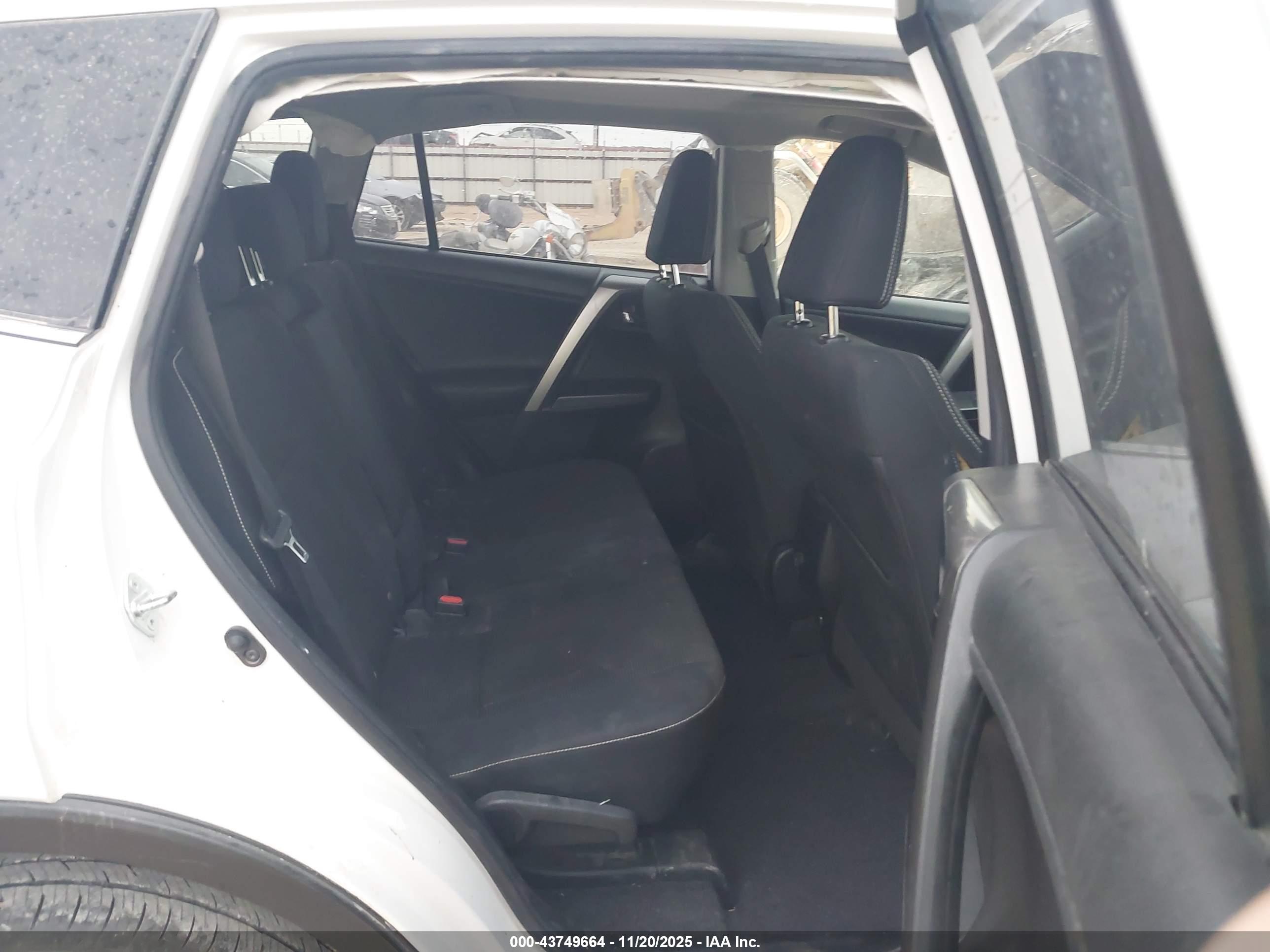 TOYOTA RAV4 image 8