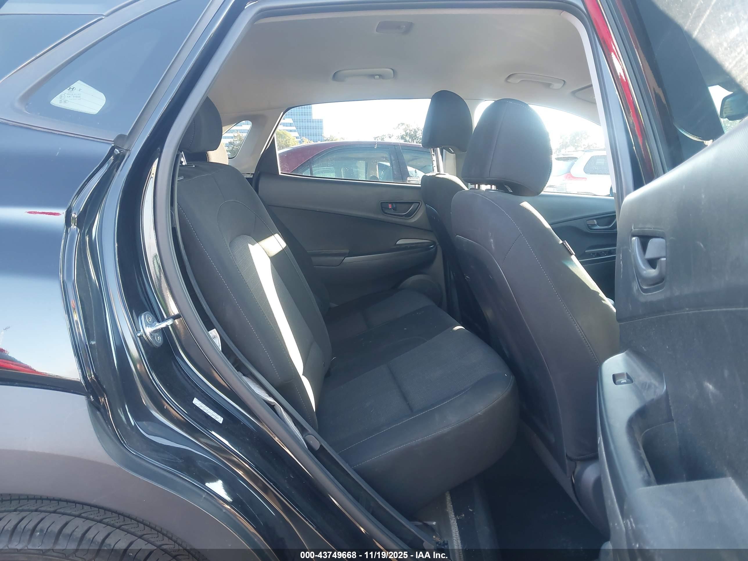HYUNDAI KONA image 8