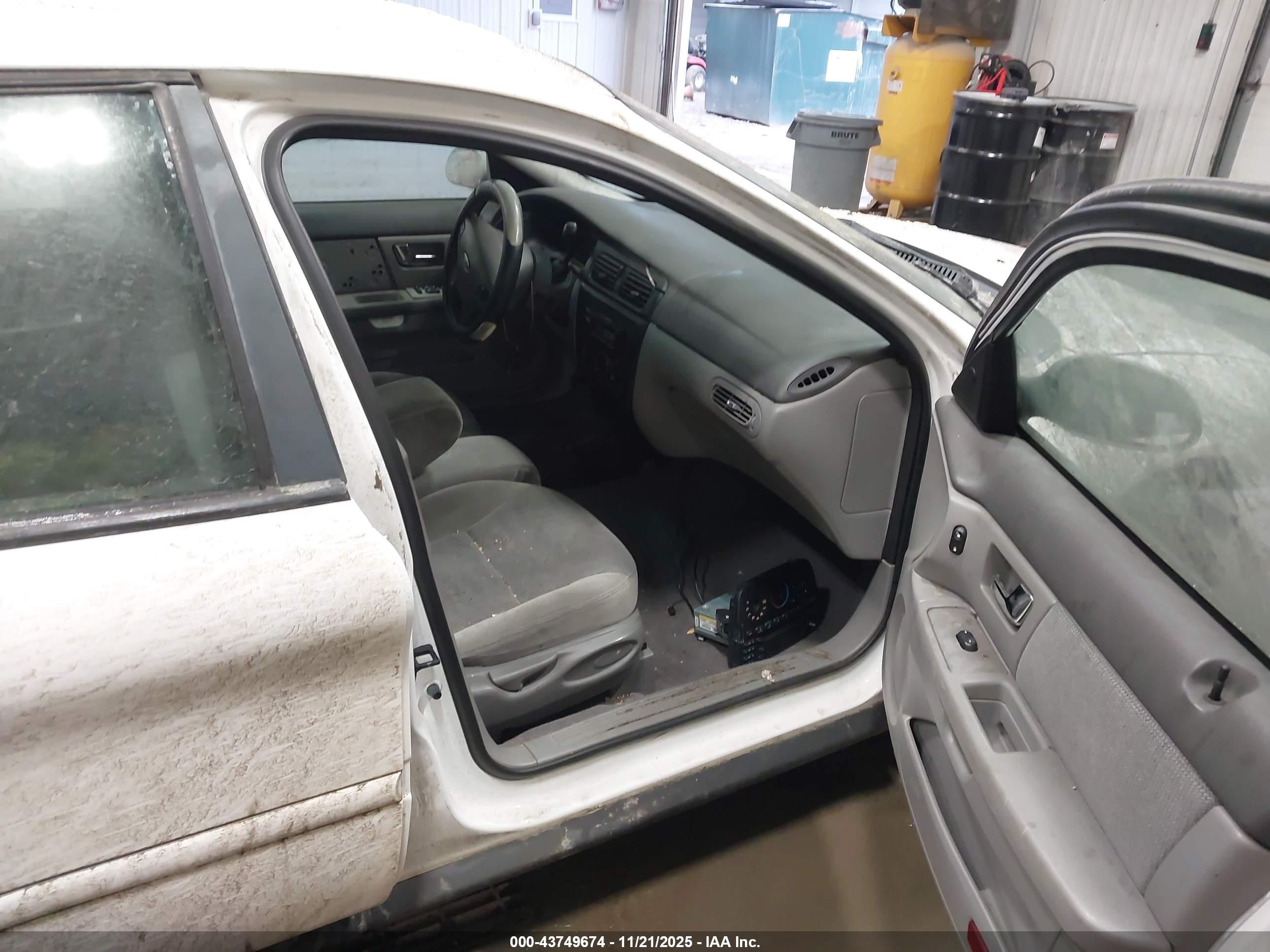 FORD TAURUS image 5
