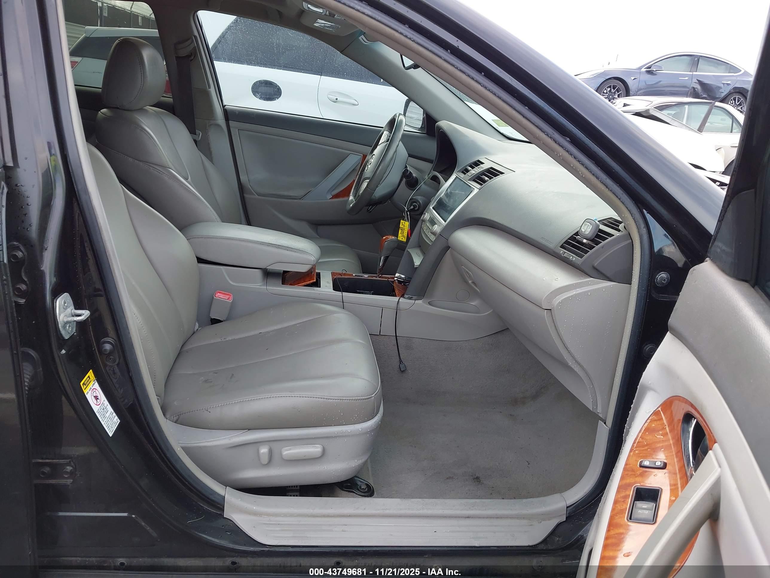 TOYOTA CAMRY image 5