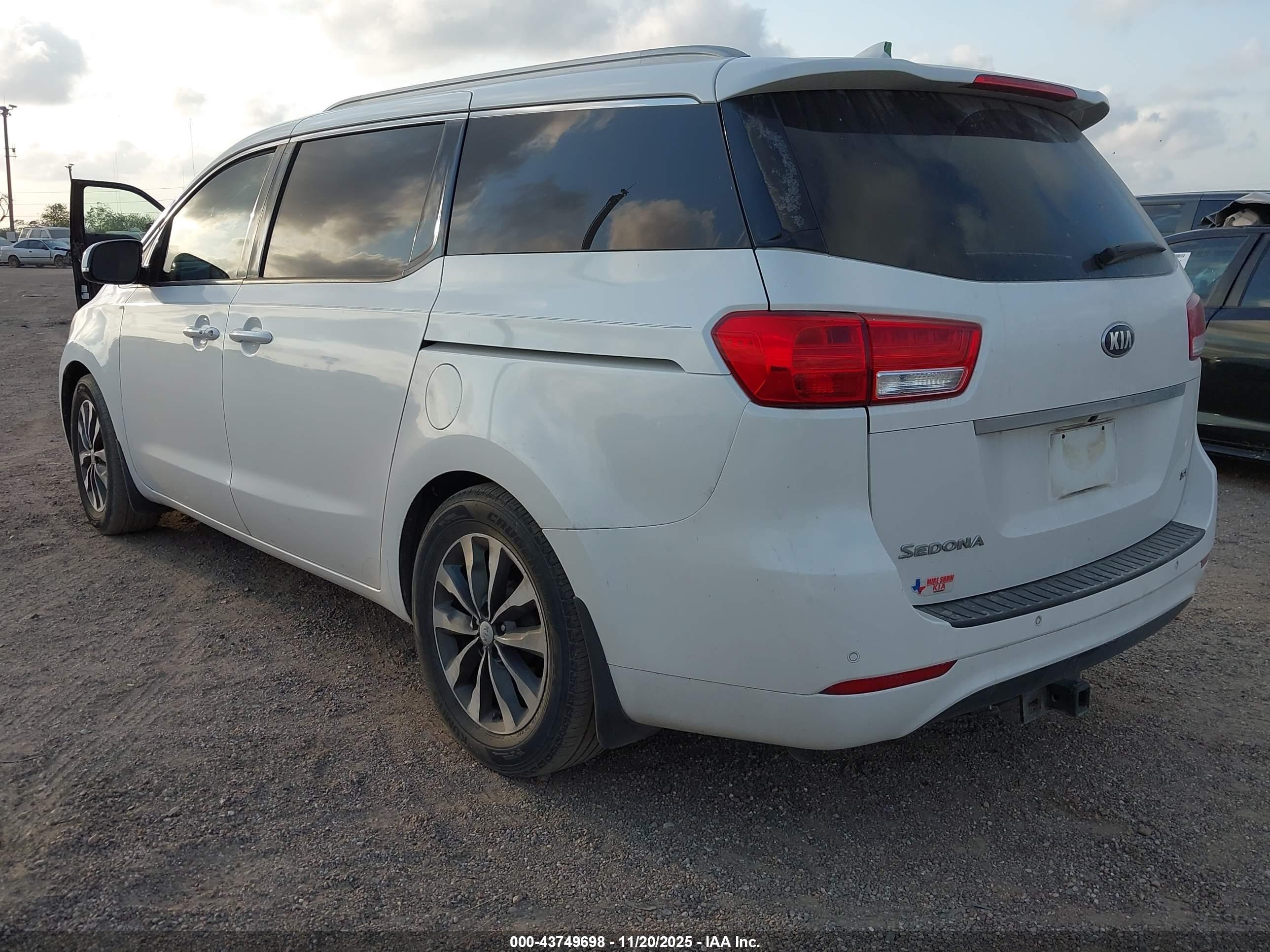 KIA SEDONA image 3