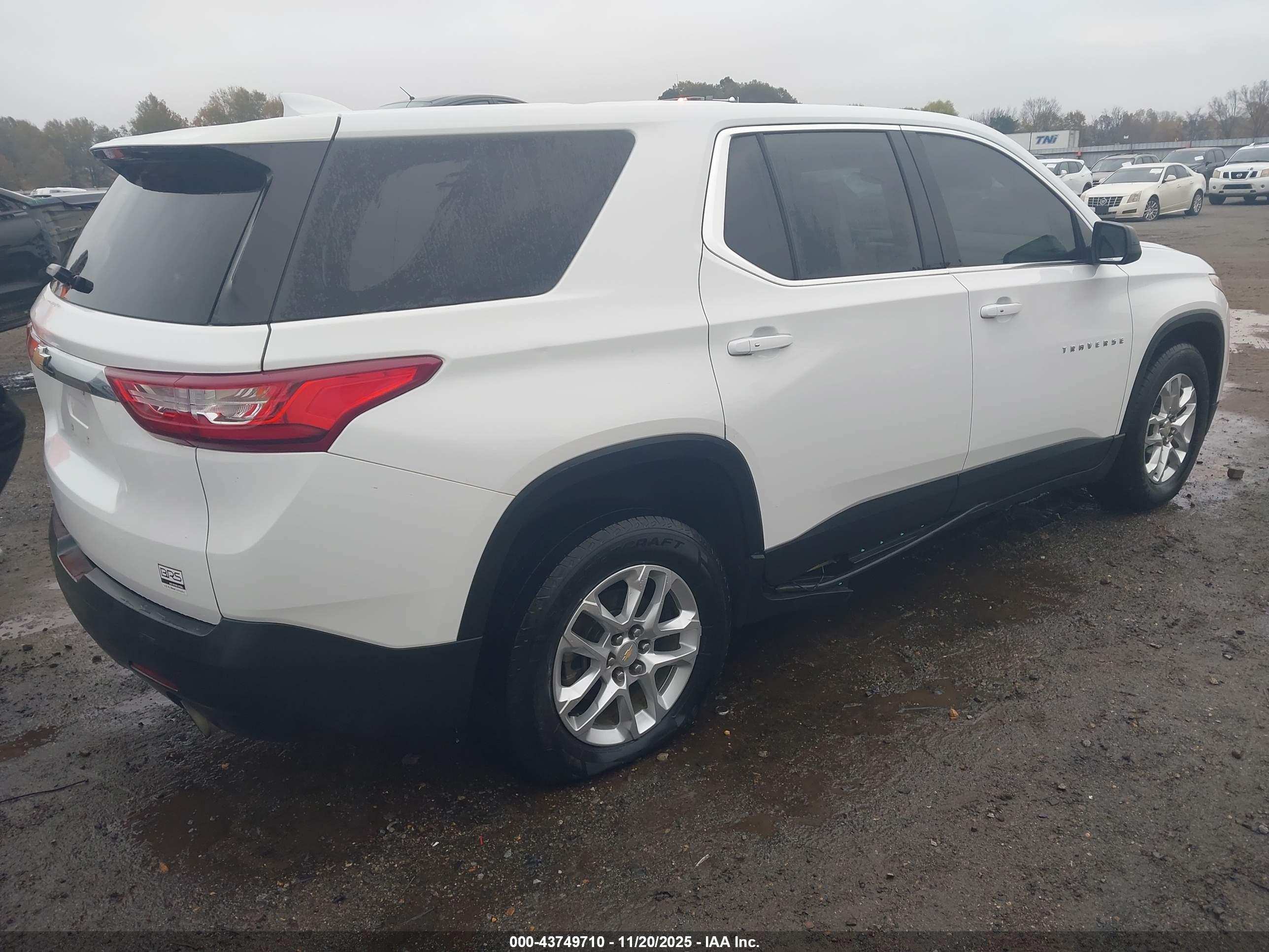 CHEVROLET TRAVERSE image 4