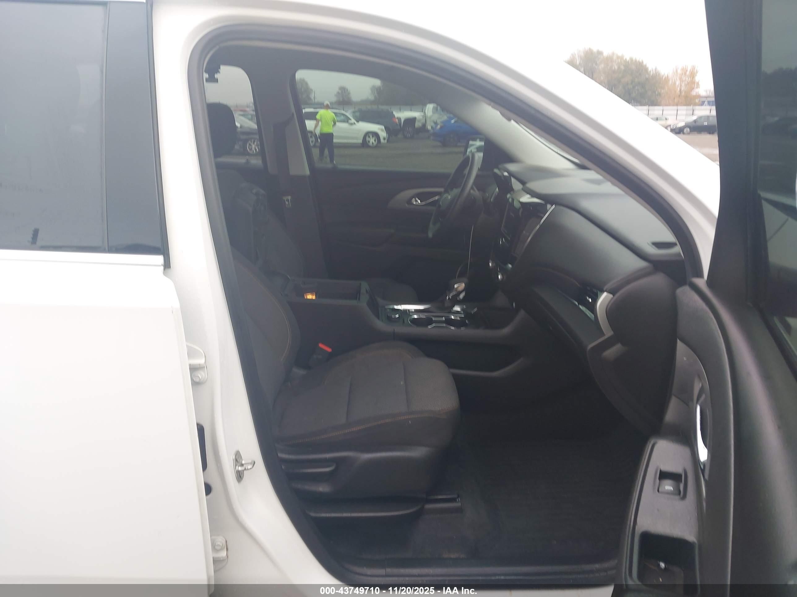 CHEVROLET TRAVERSE image 5