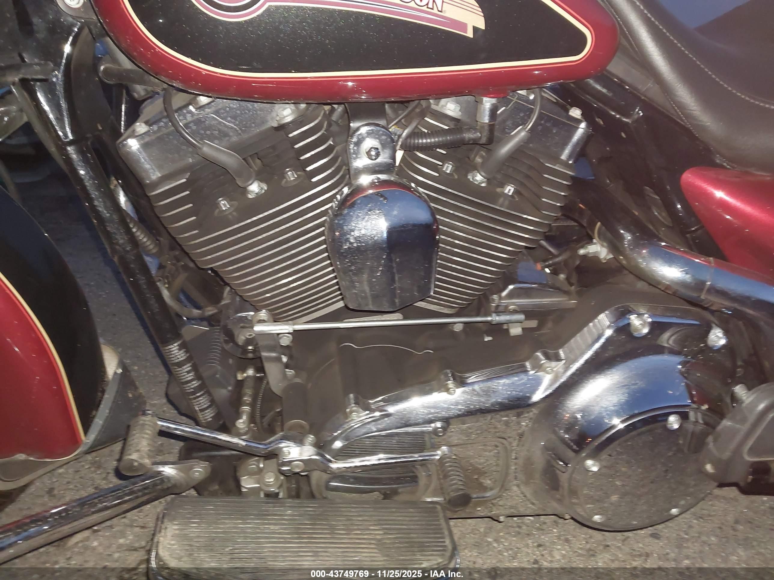 HARLEY-DAVIDSON FLHT image 9