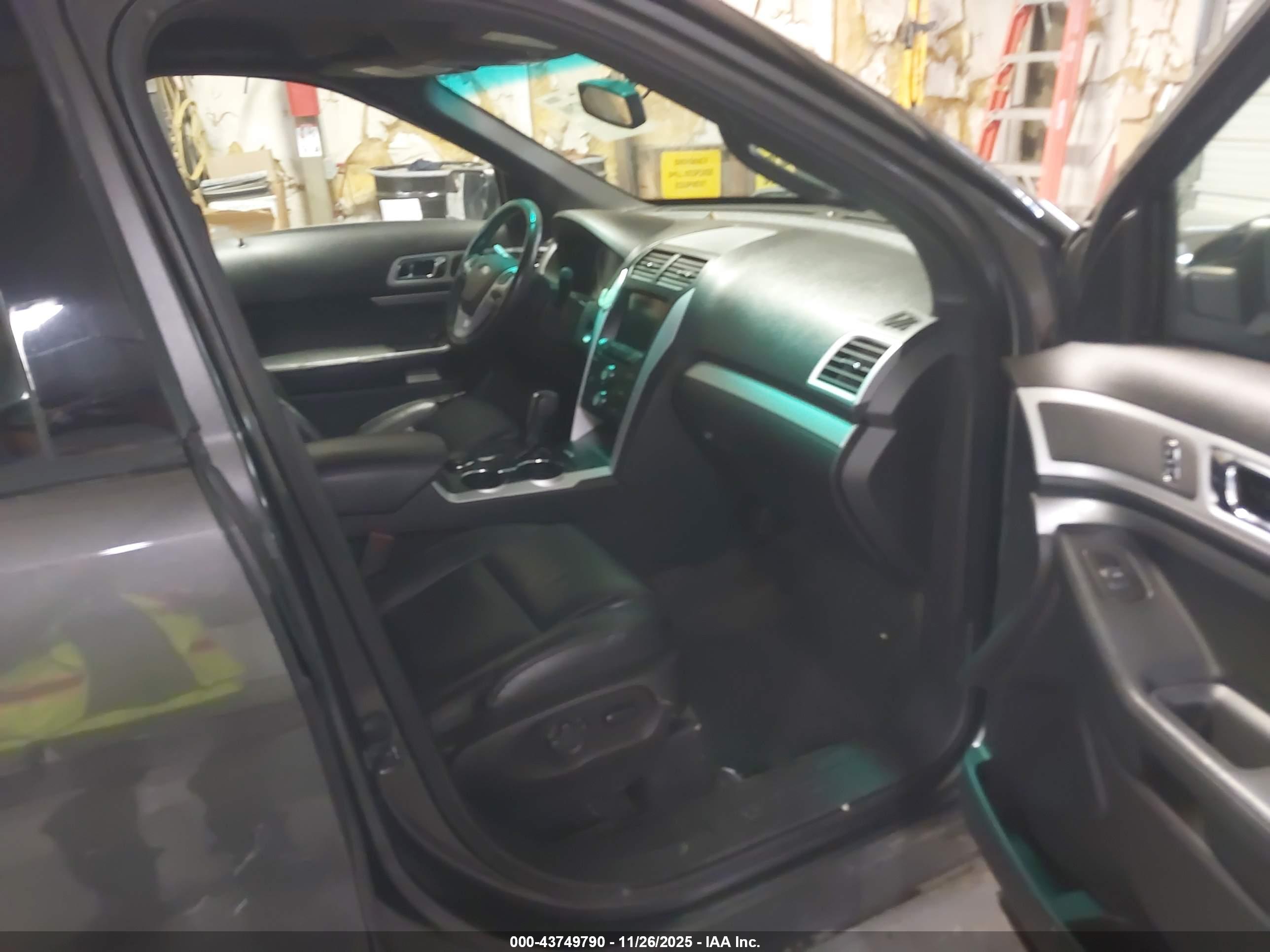 FORD EXPLORER image 5