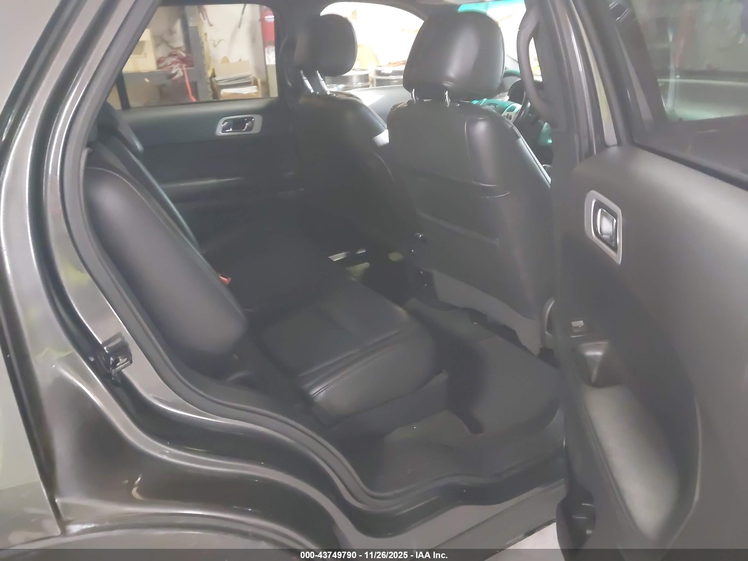 FORD EXPLORER image 8