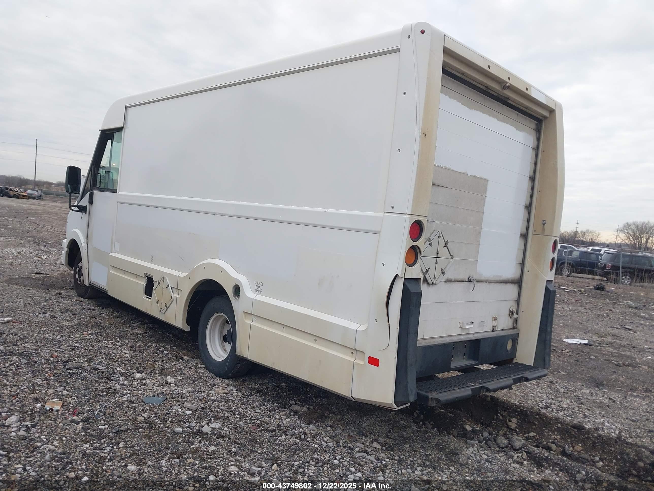 ISUZU COMMERCIAL image 3