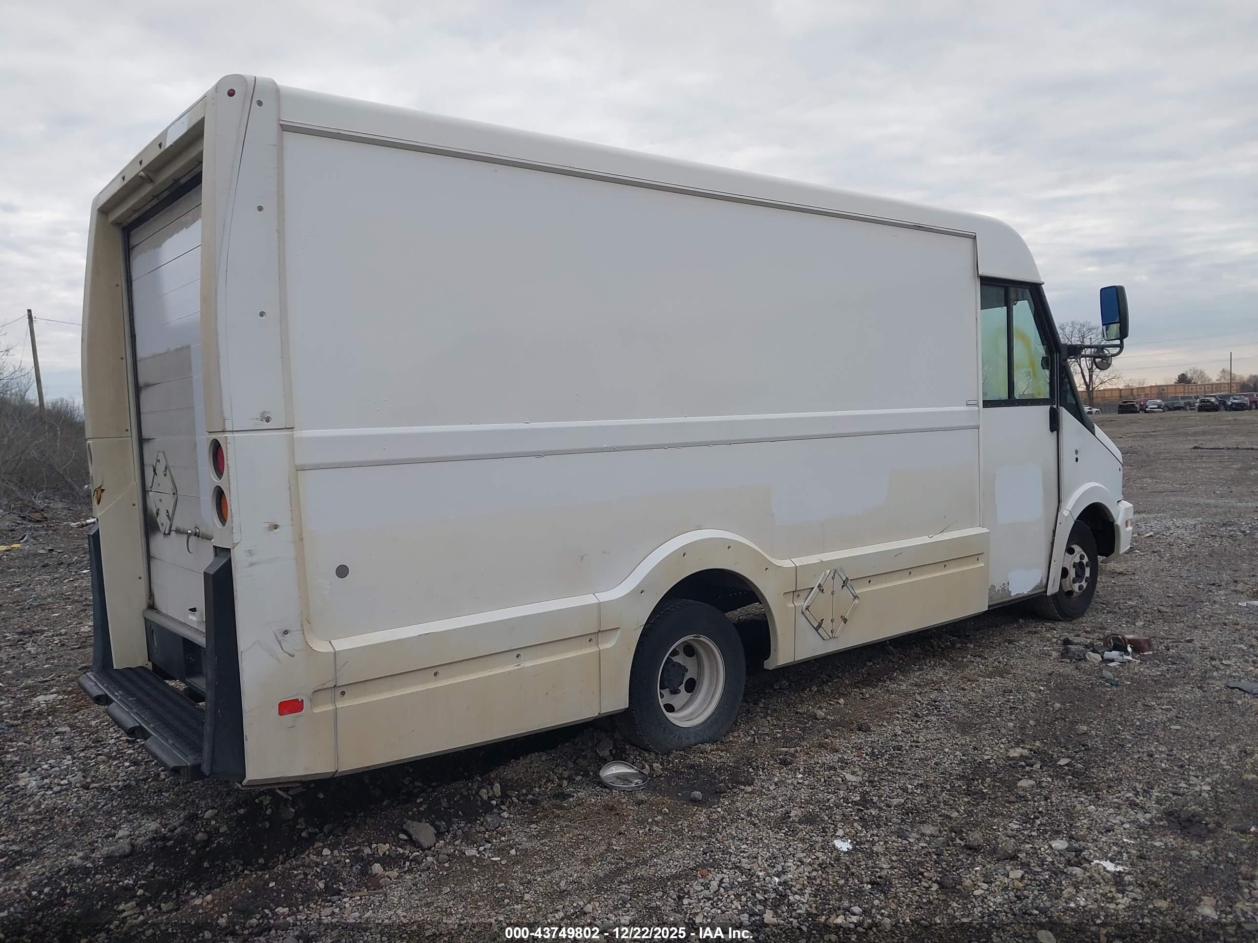 ISUZU COMMERCIAL image 4