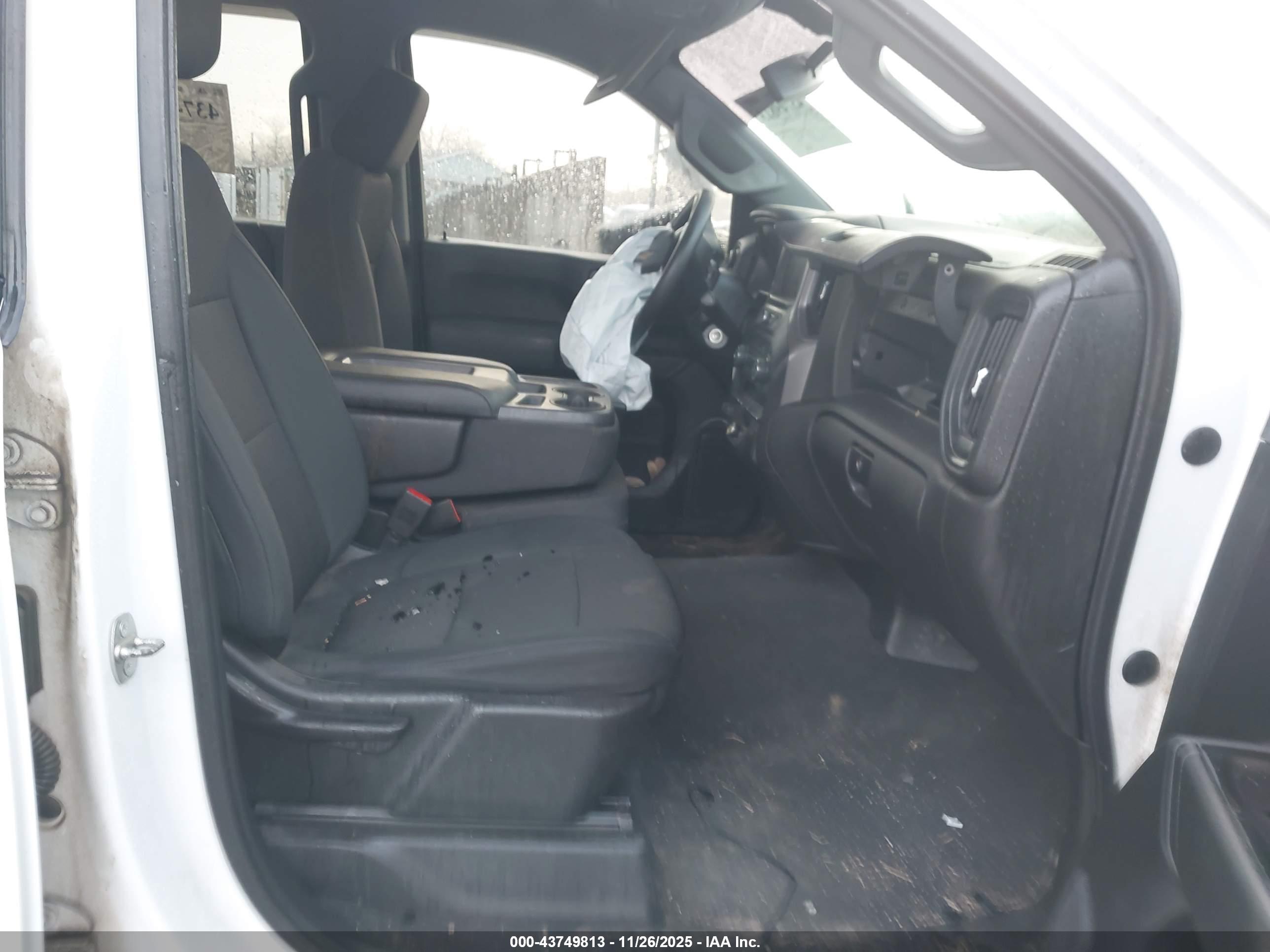 CHEVROLET SILVERADO image 5
