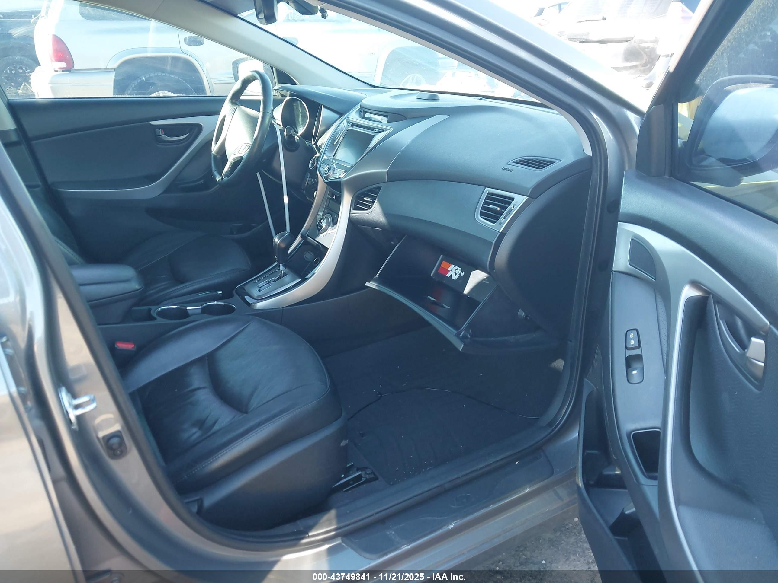 HYUNDAI ELANTRA image 5