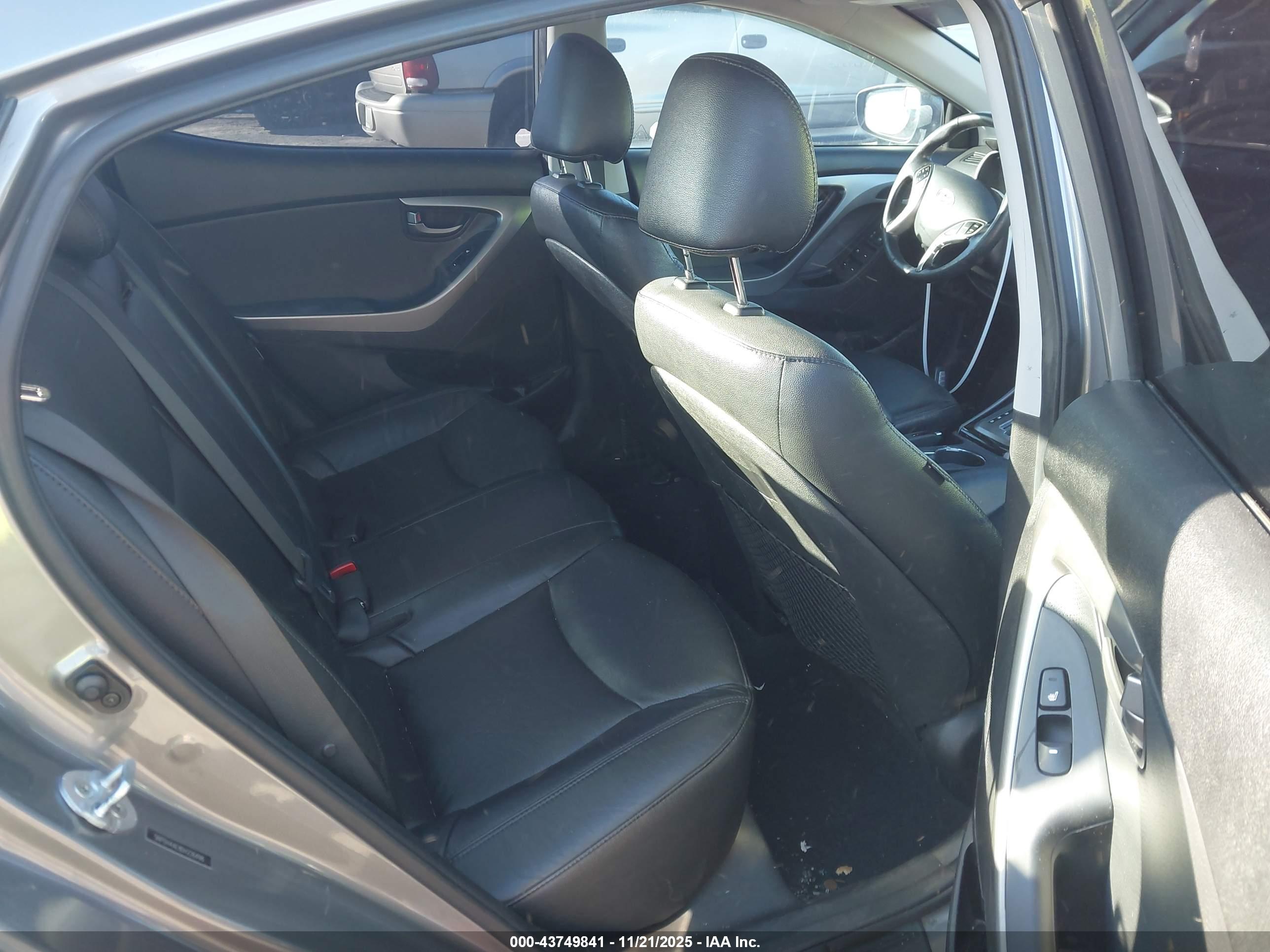 HYUNDAI ELANTRA image 8