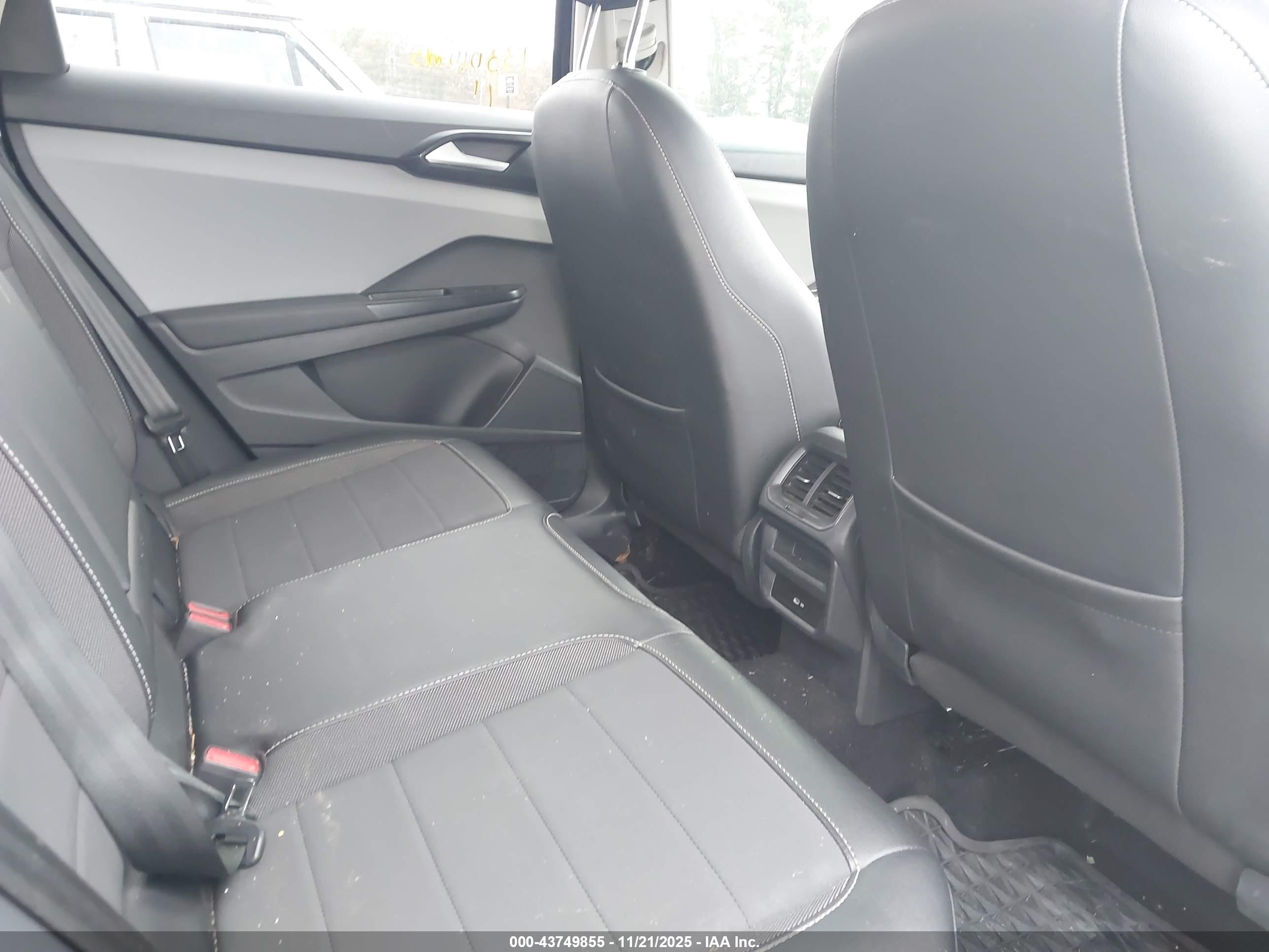 VOLKSWAGEN TAOS image 8