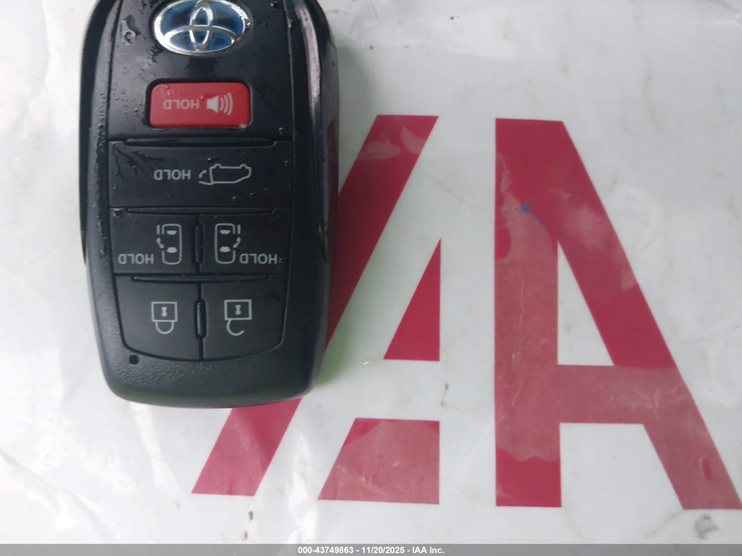 TOYOTA SIENNA image 11