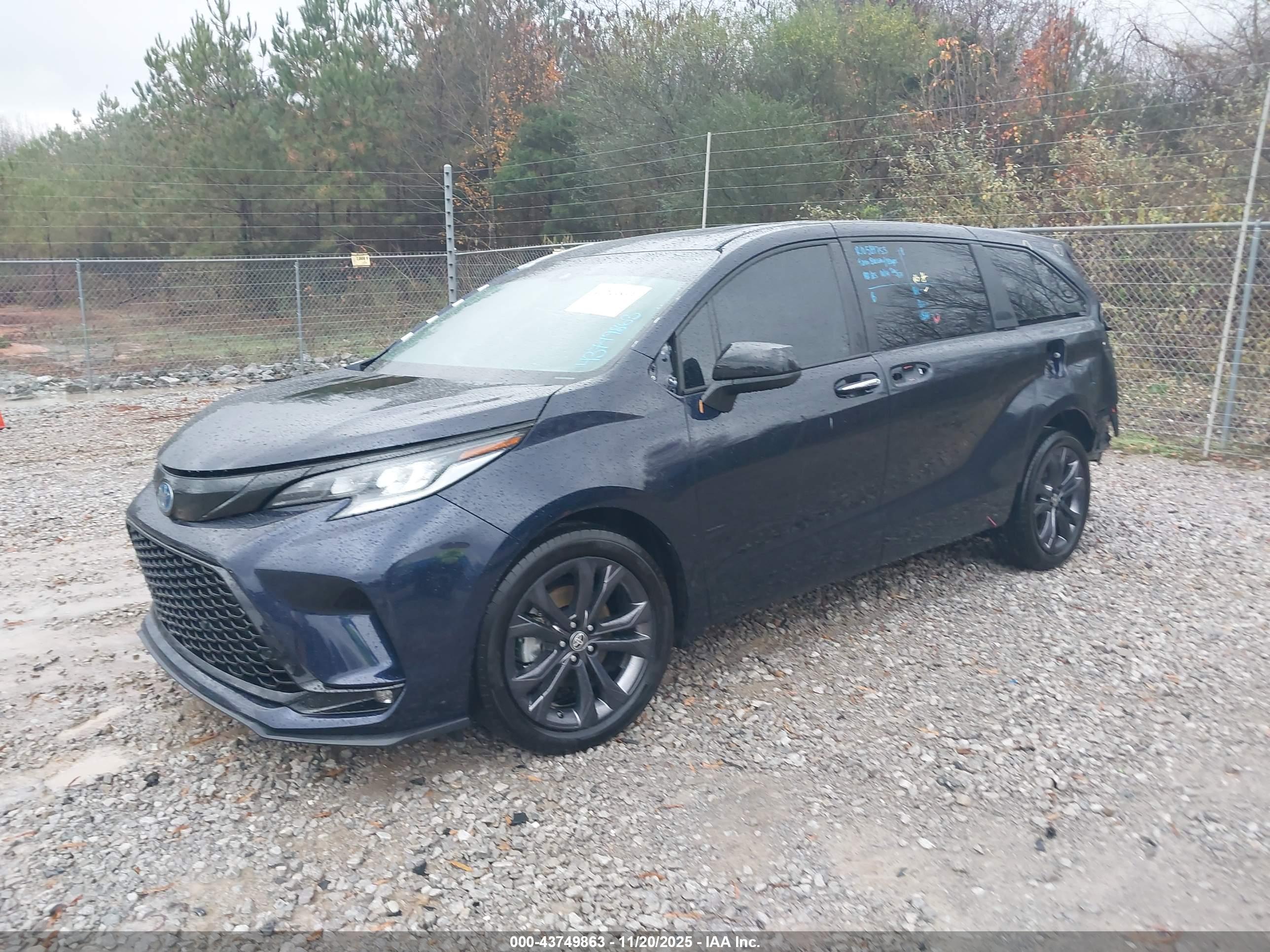 TOYOTA SIENNA image 2