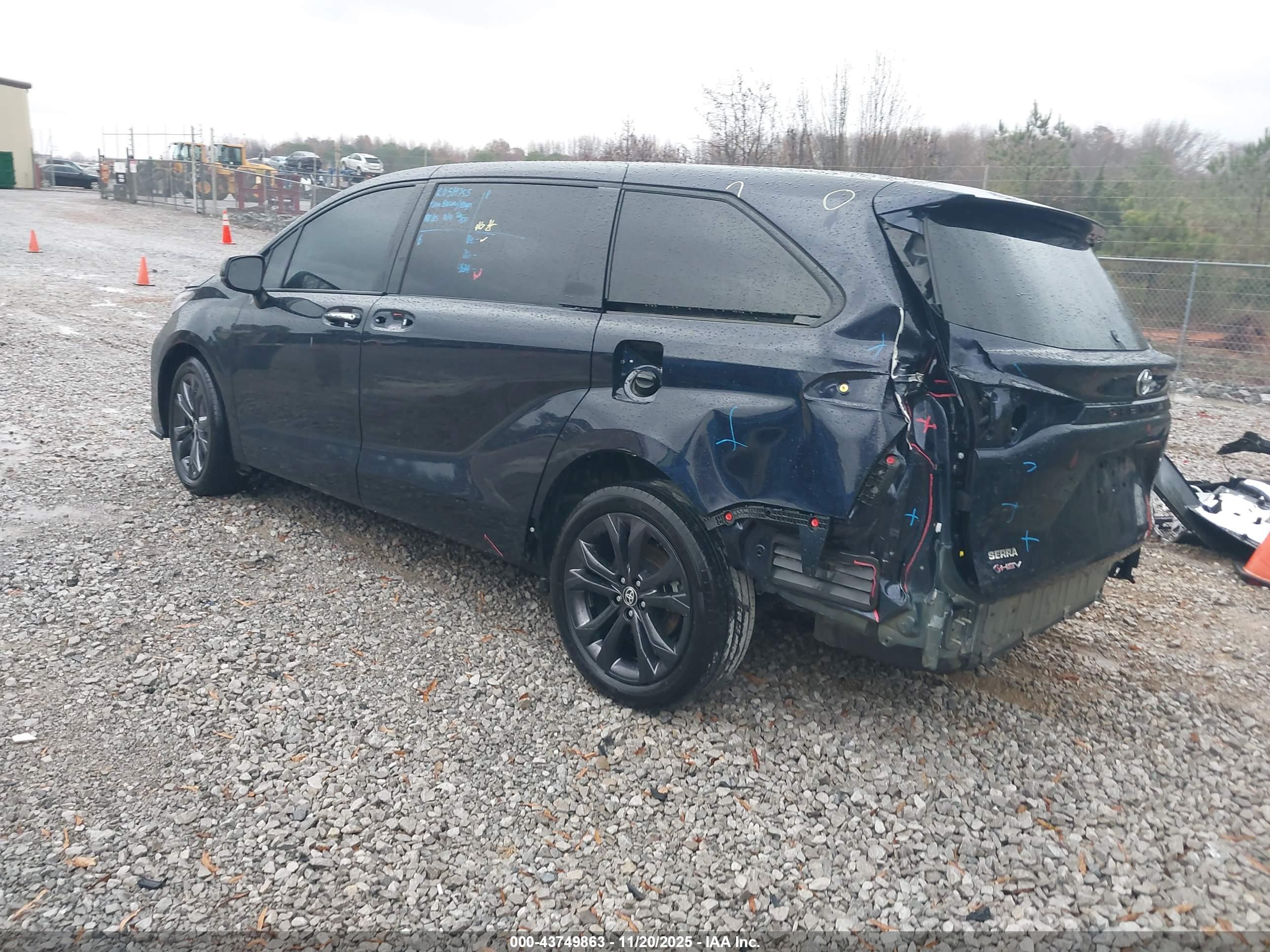 TOYOTA SIENNA image 3