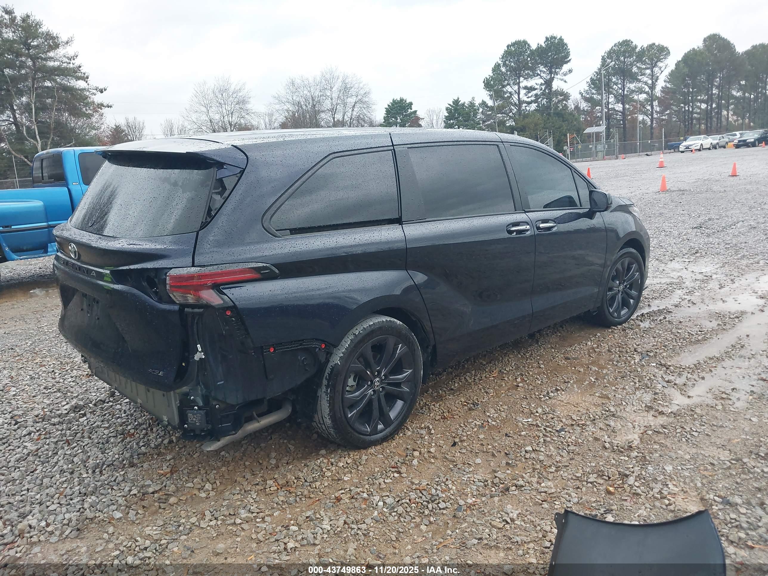 TOYOTA SIENNA image 4
