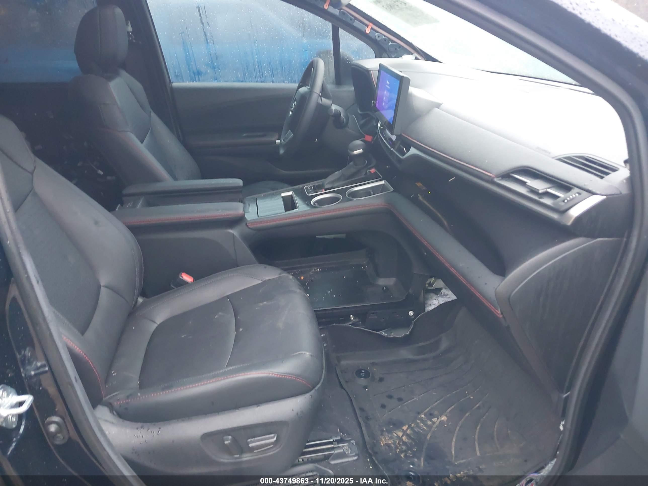TOYOTA SIENNA image 5