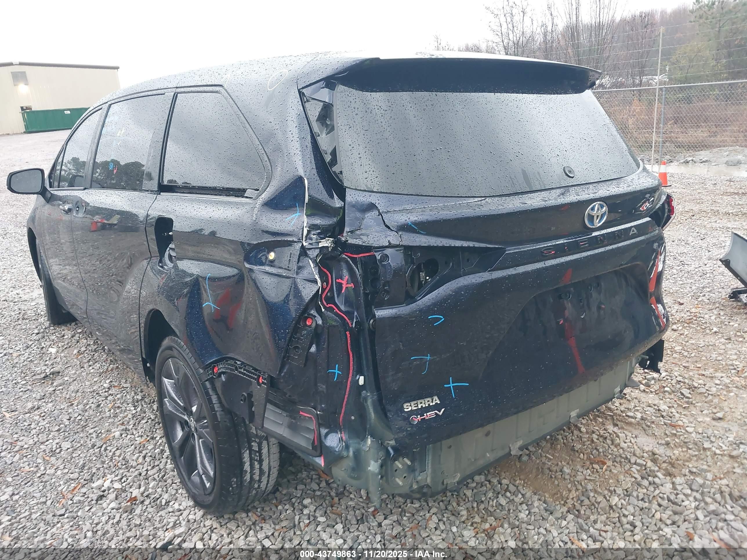 TOYOTA SIENNA image 6