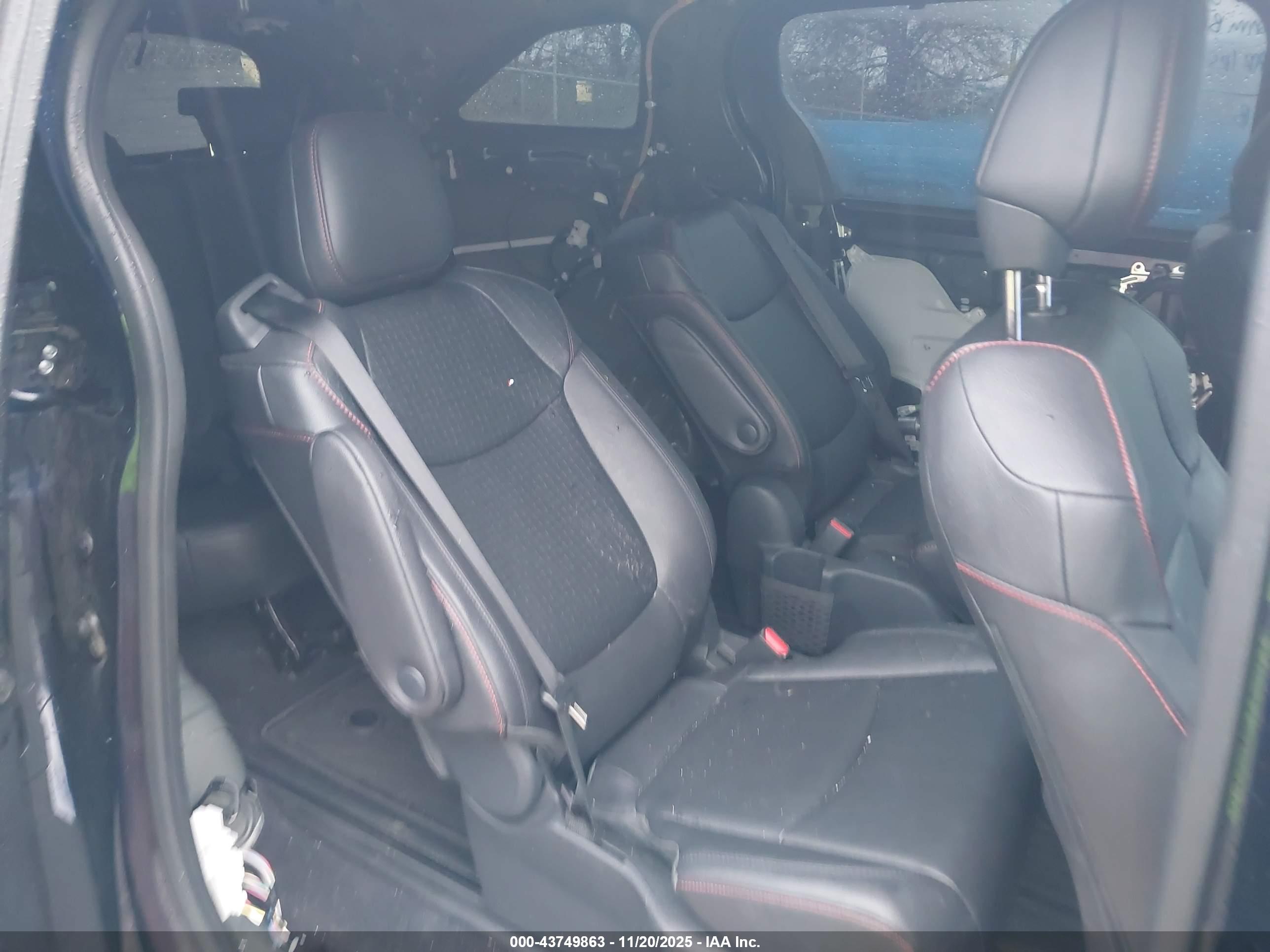 TOYOTA SIENNA image 8