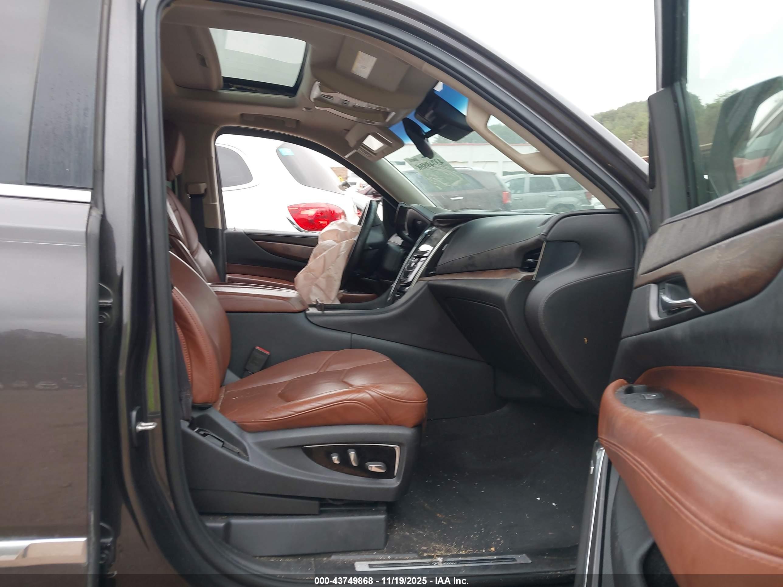 CADILLAC ESCALADE image 5