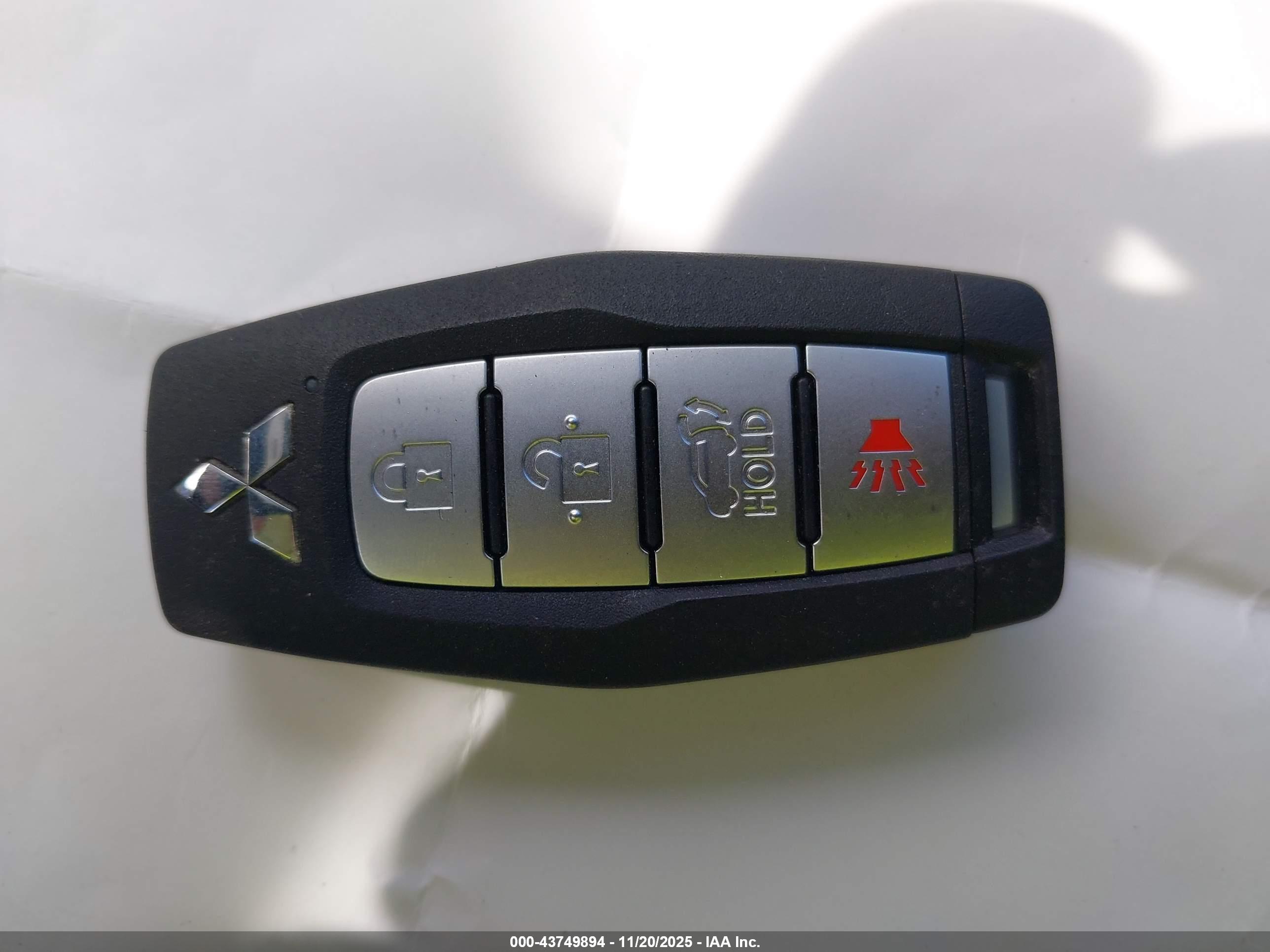 MITSUBISHI OUTLANDER image 11
