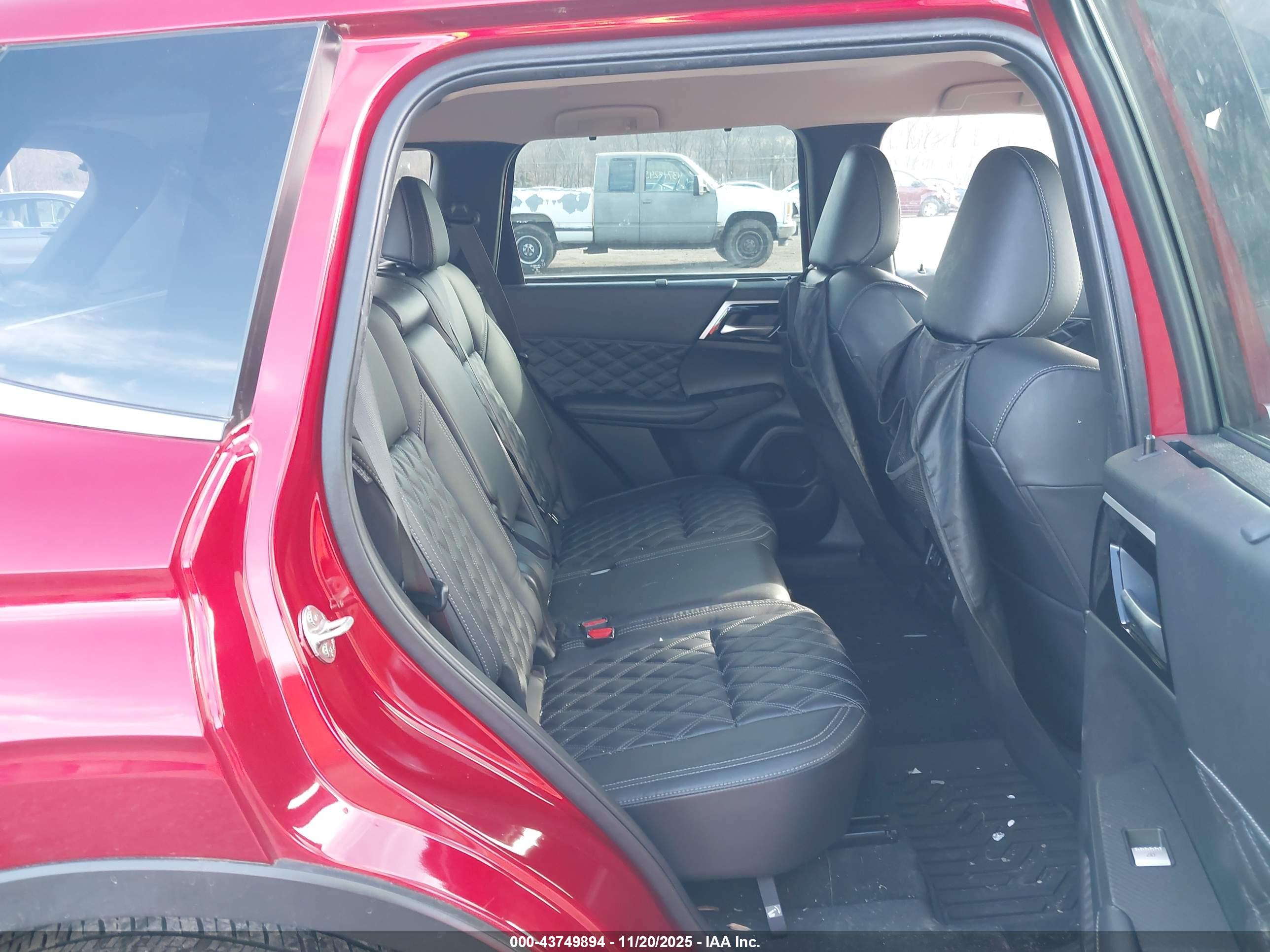 MITSUBISHI OUTLANDER image 8