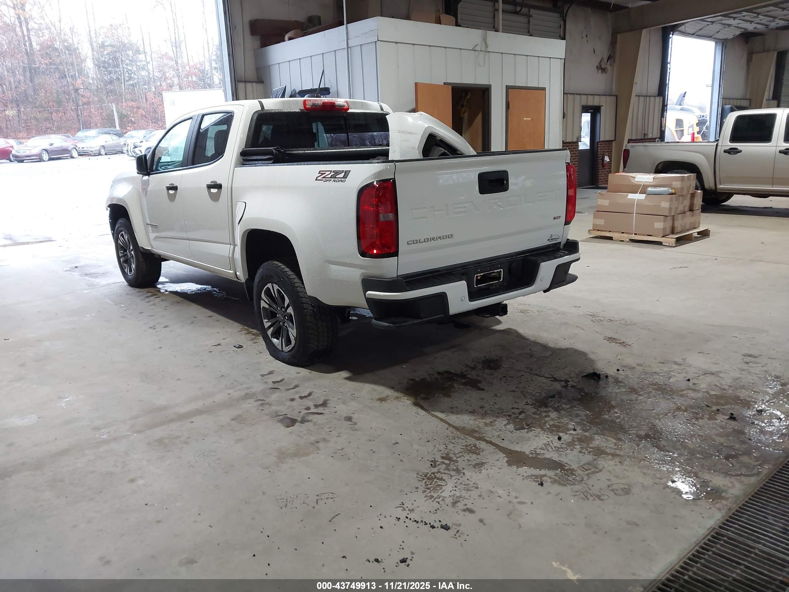CHEVROLET COLORADO image 3