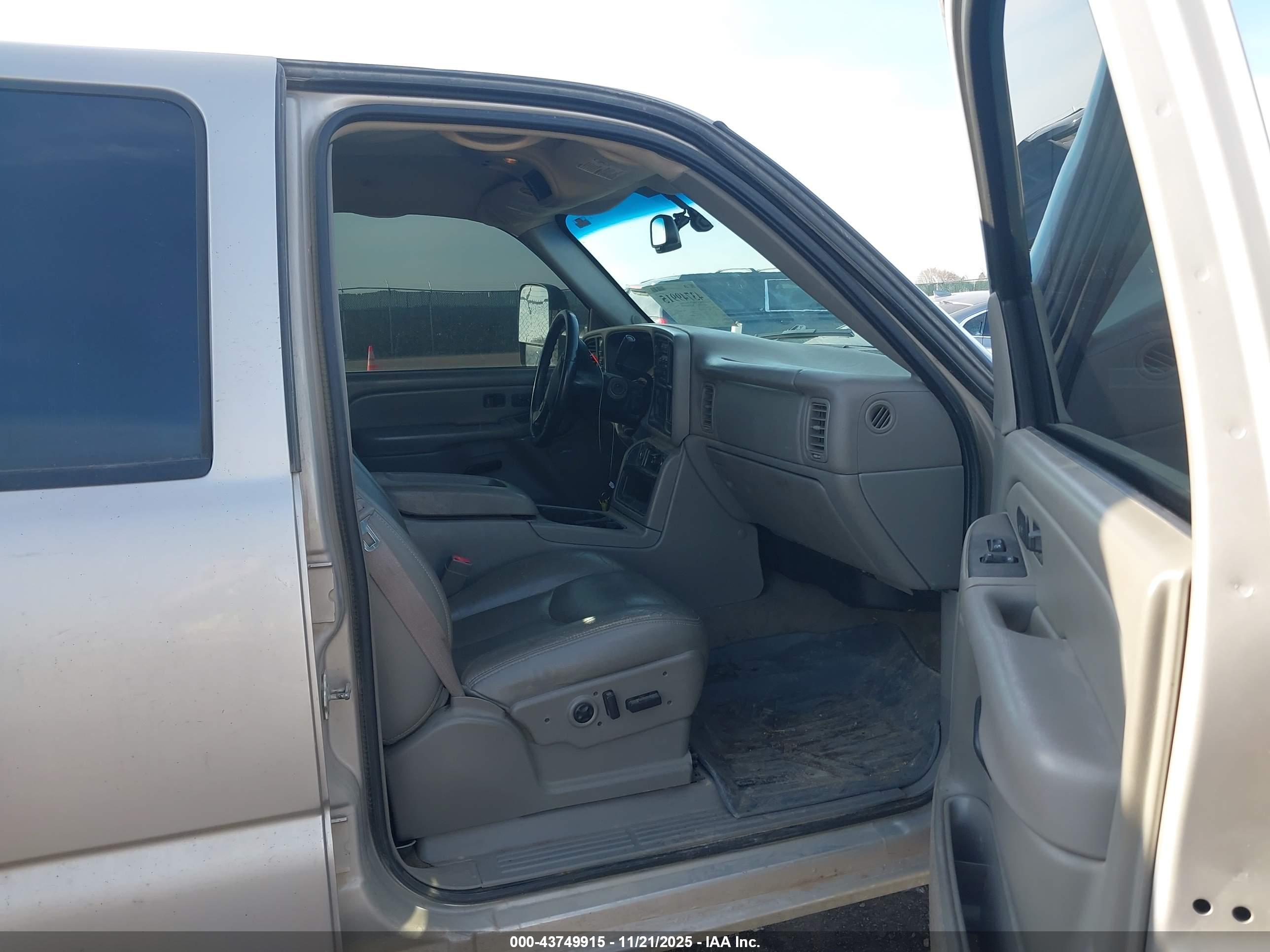 CHEVROLET SILVERADO image 5