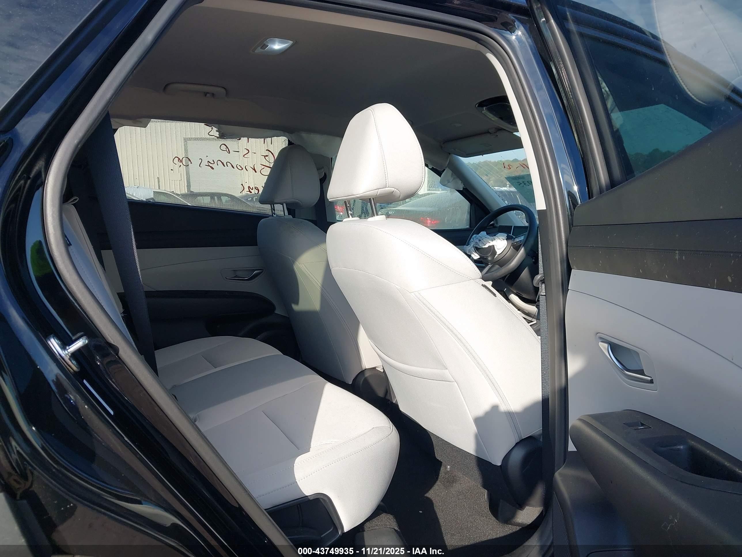 HYUNDAI TUCSON image 8