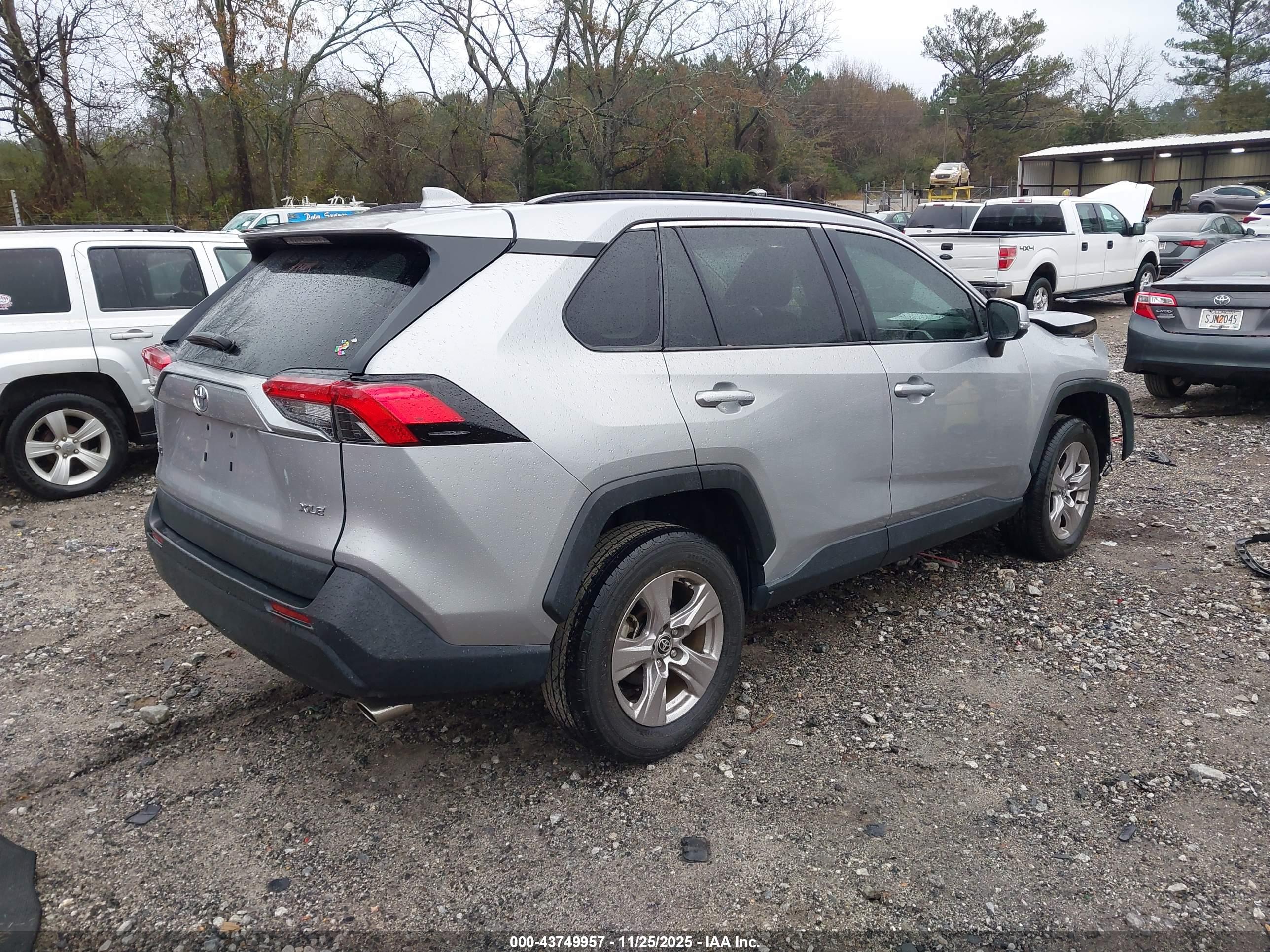TOYOTA RAV4 image 4