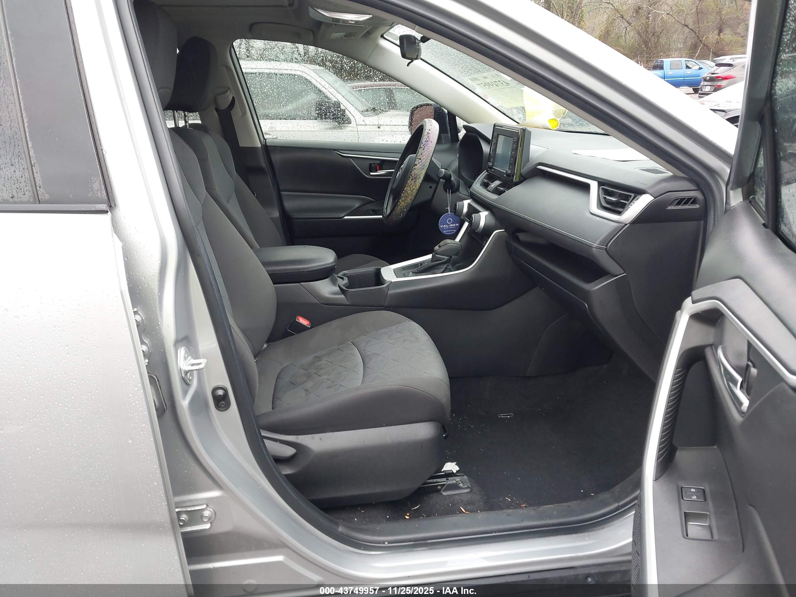 TOYOTA RAV4 image 5