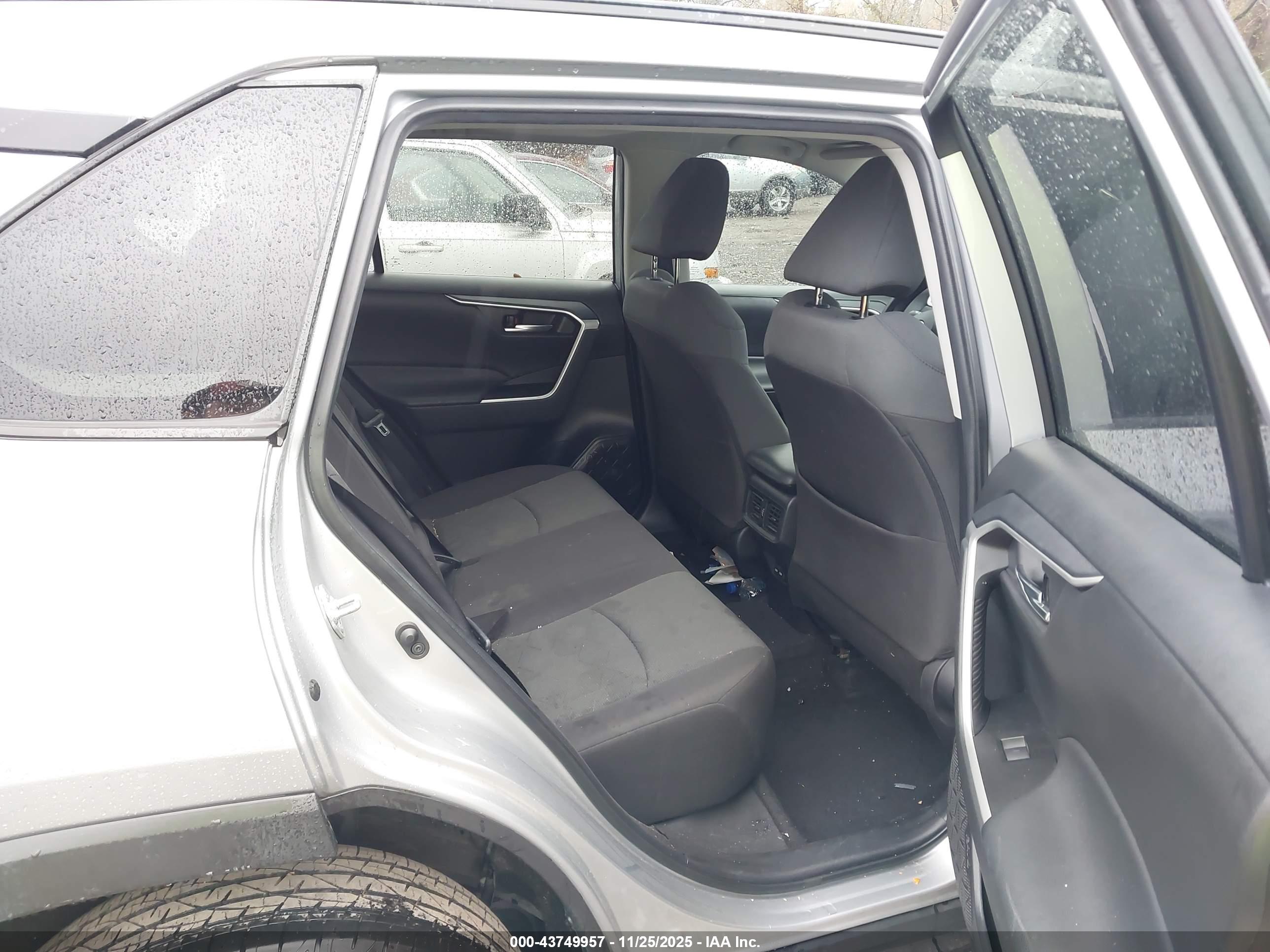 TOYOTA RAV4 image 8