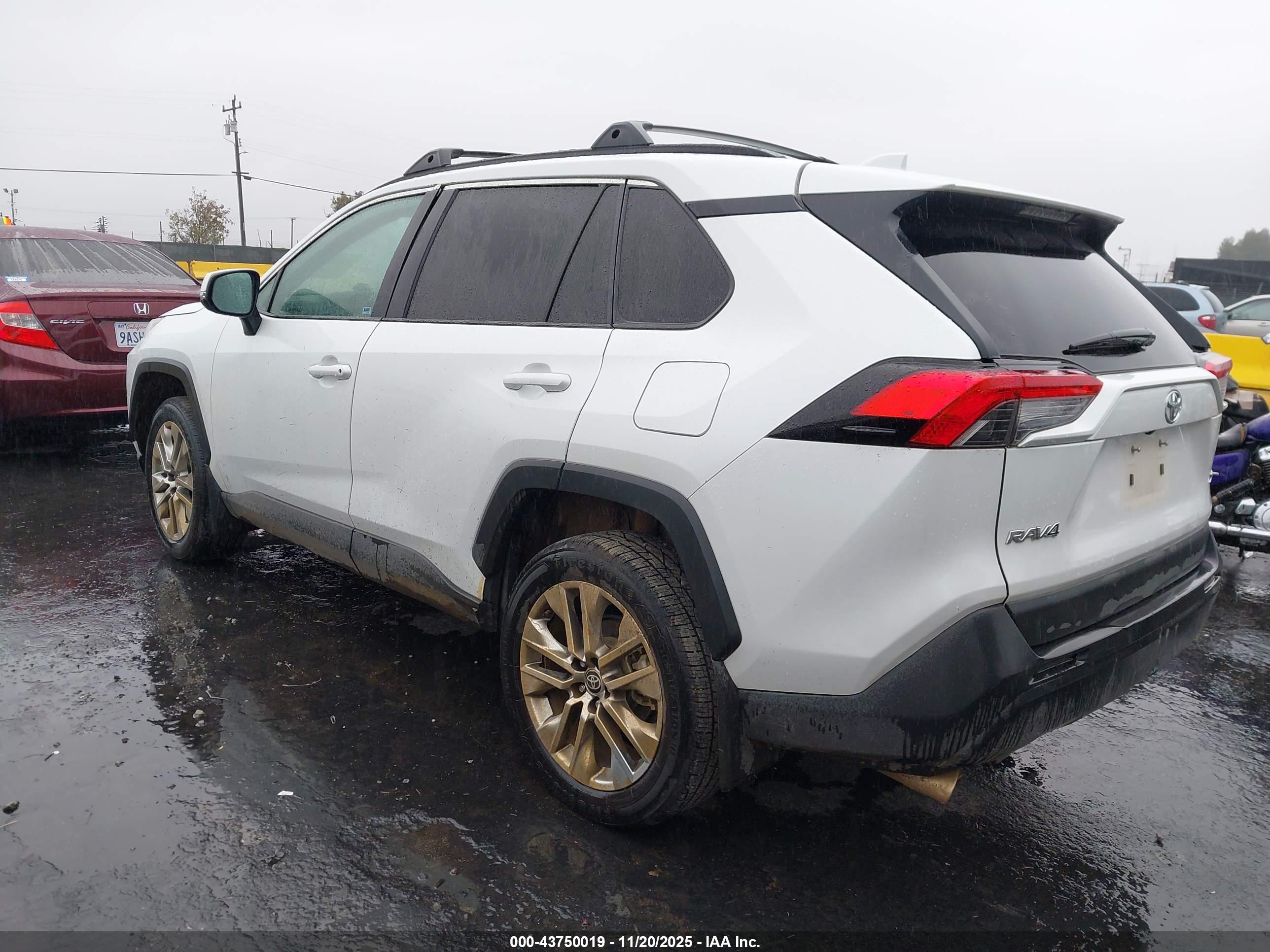 TOYOTA RAV4 image 3