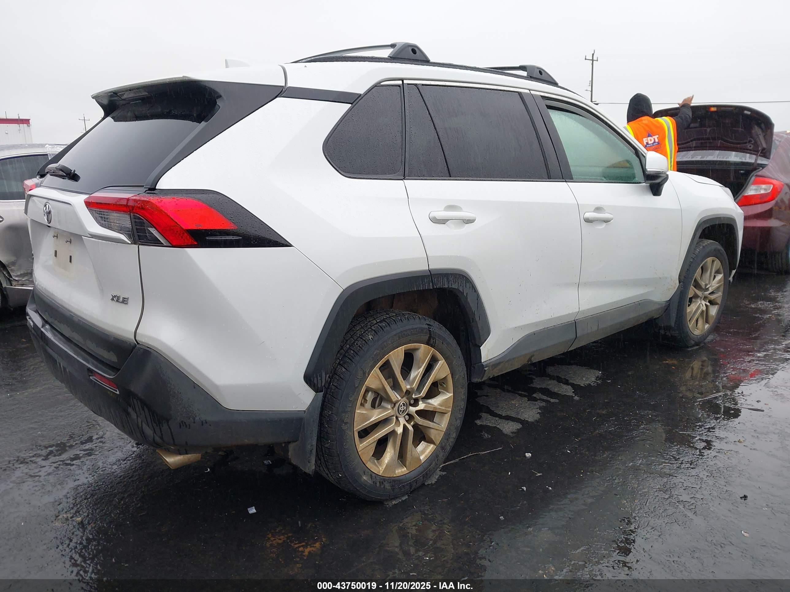 TOYOTA RAV4 image 4