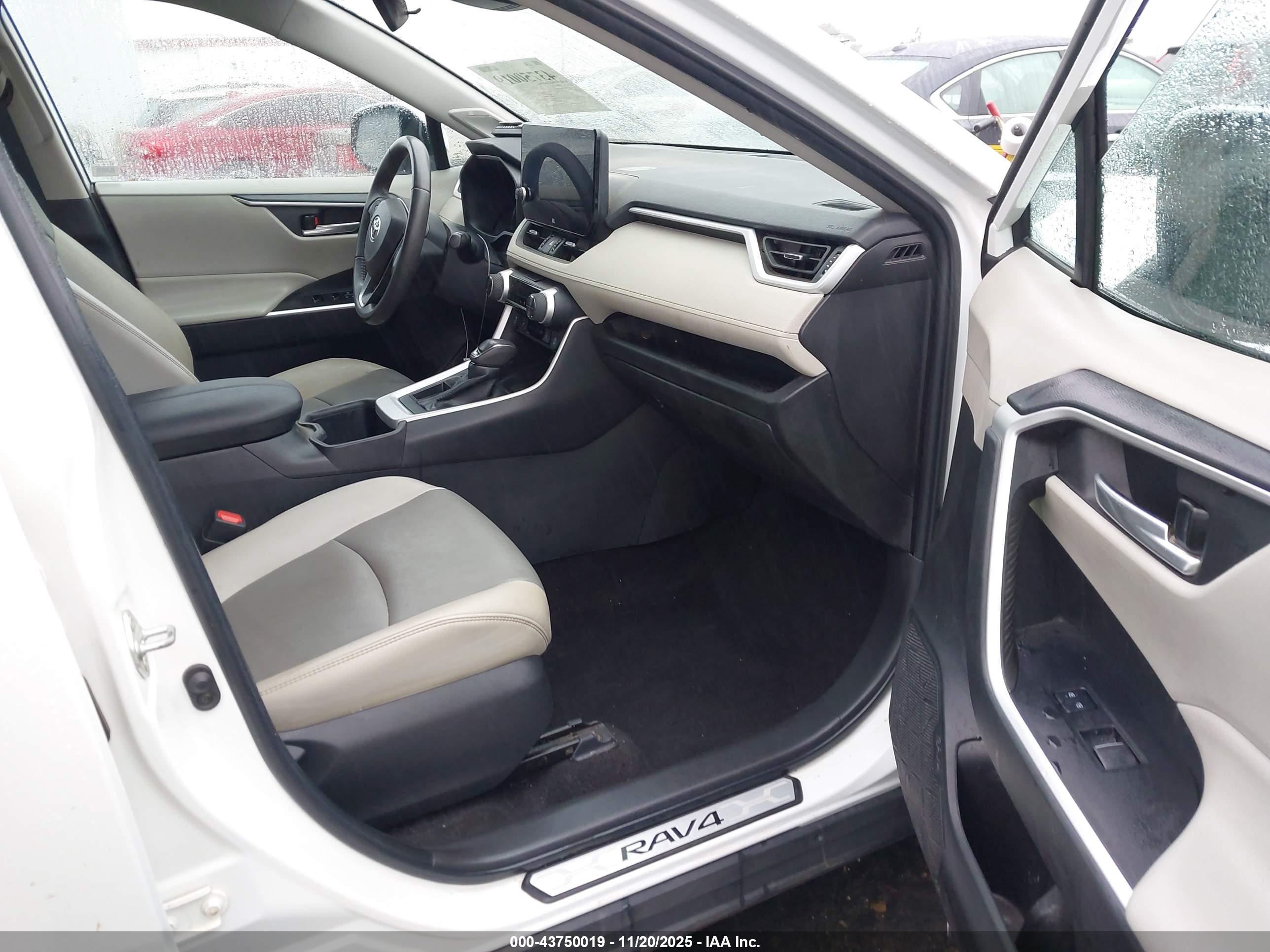 TOYOTA RAV4 image 5