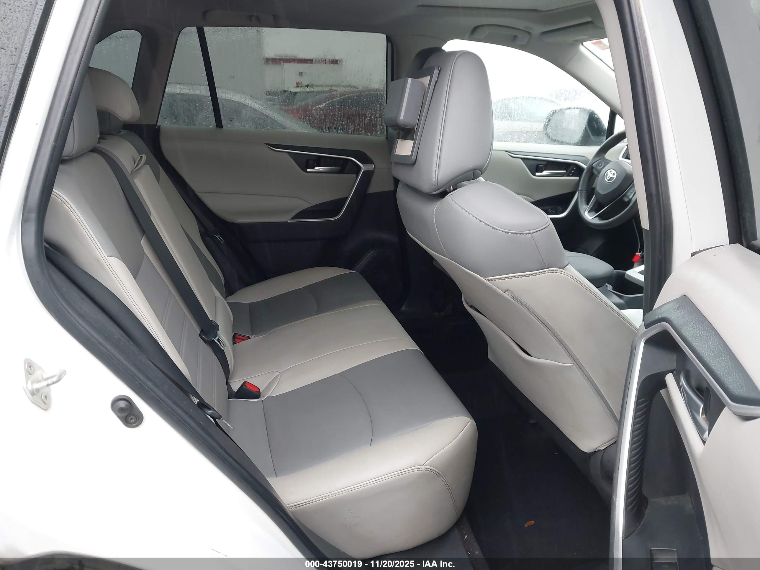 TOYOTA RAV4 image 8