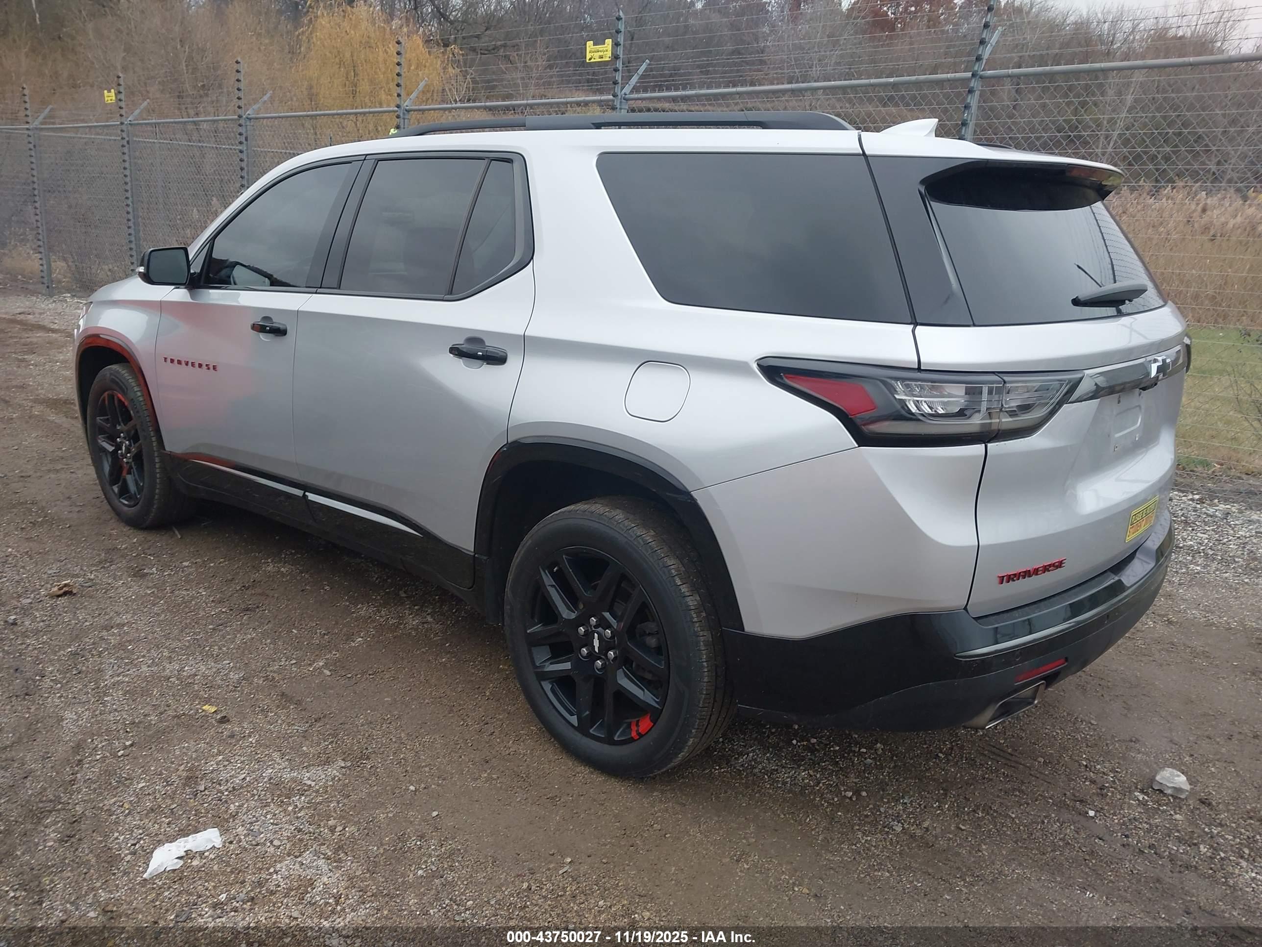 CHEVROLET TRAVERSE image 3