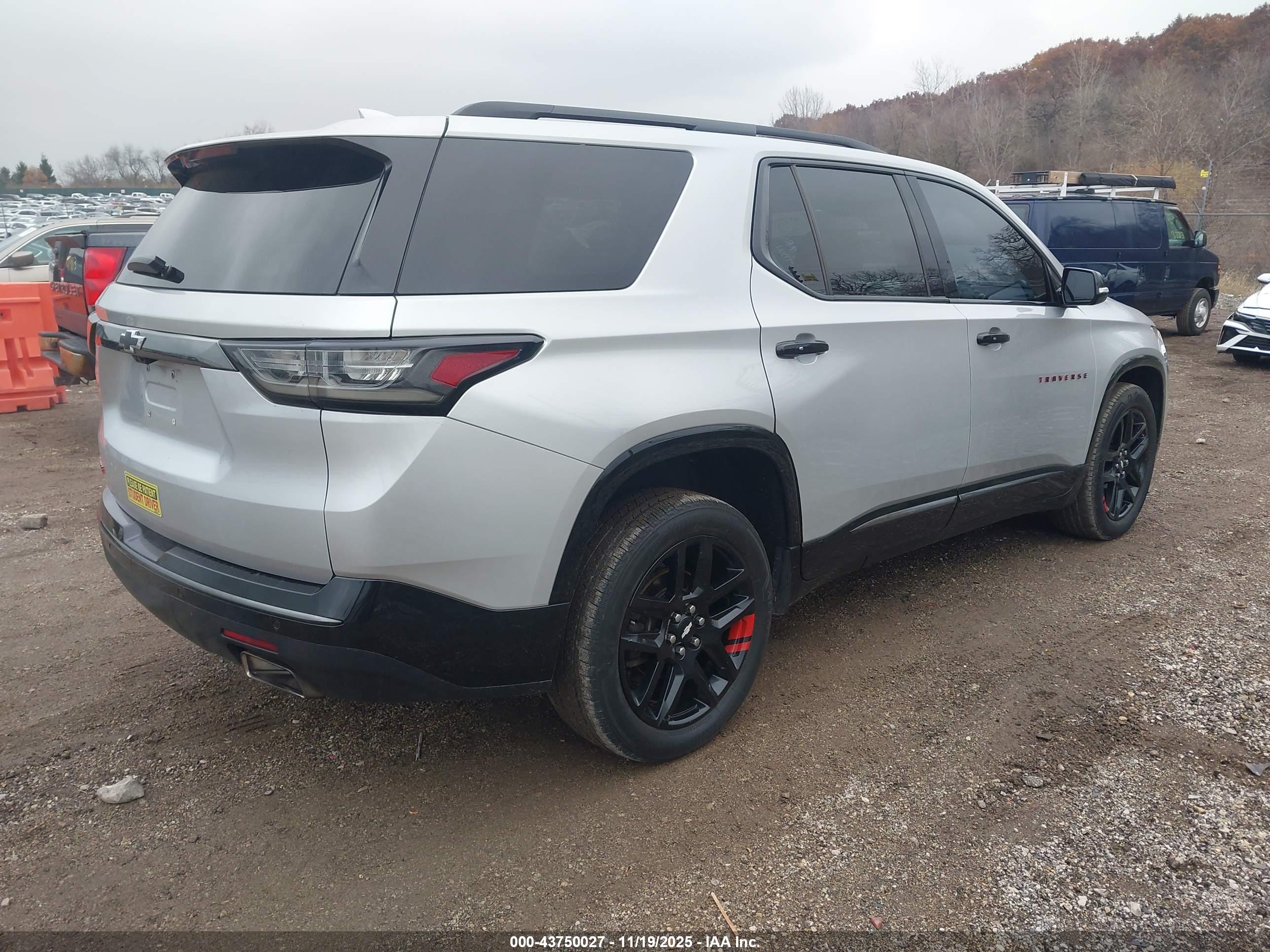CHEVROLET TRAVERSE image 4