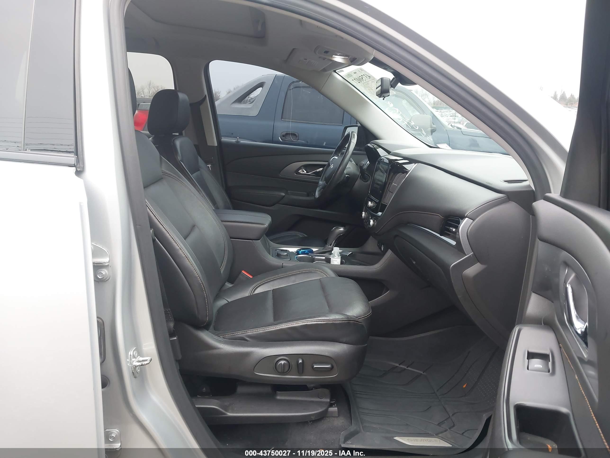 CHEVROLET TRAVERSE image 5