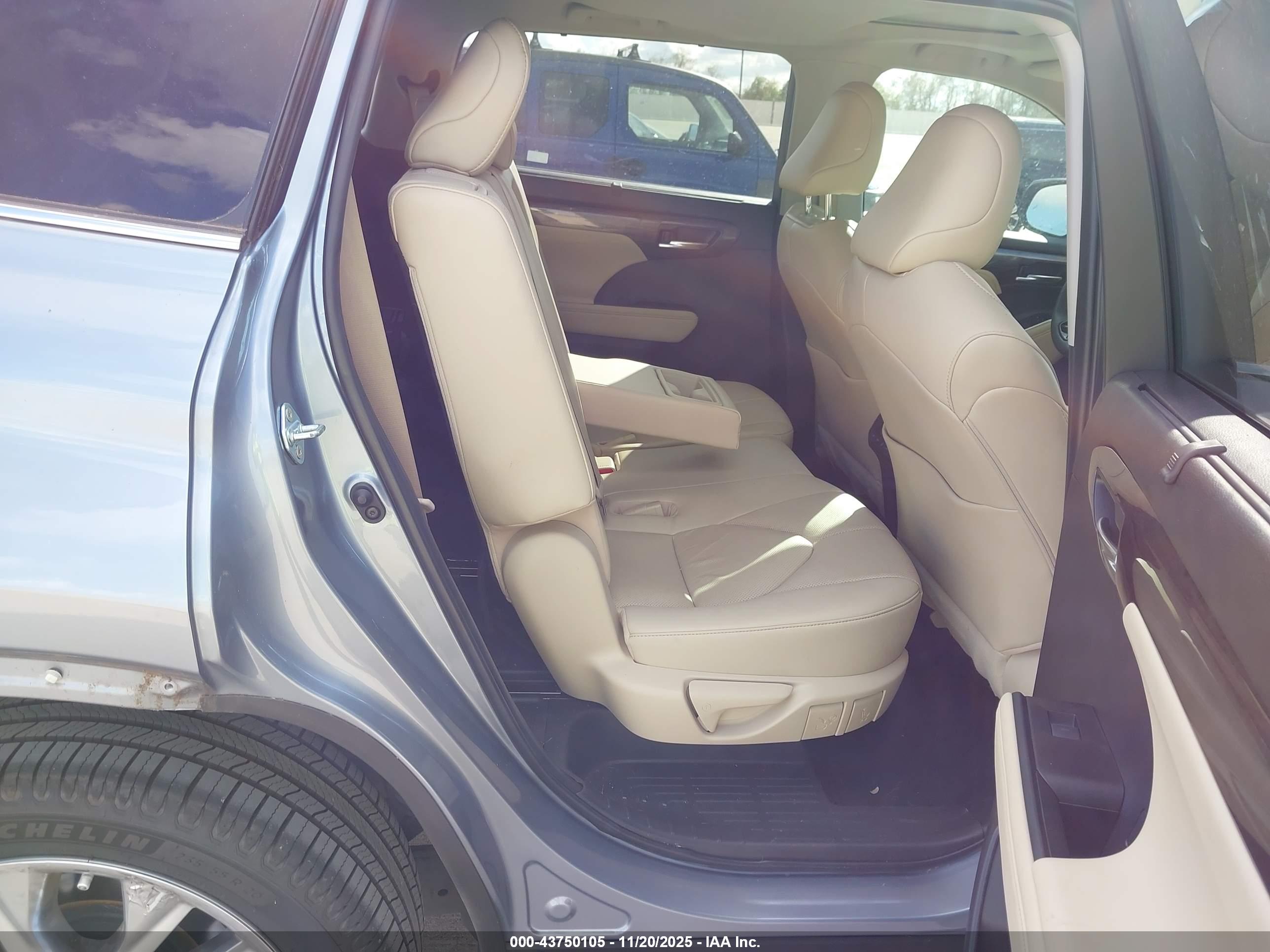 TOYOTA HIGHLANDER image 8