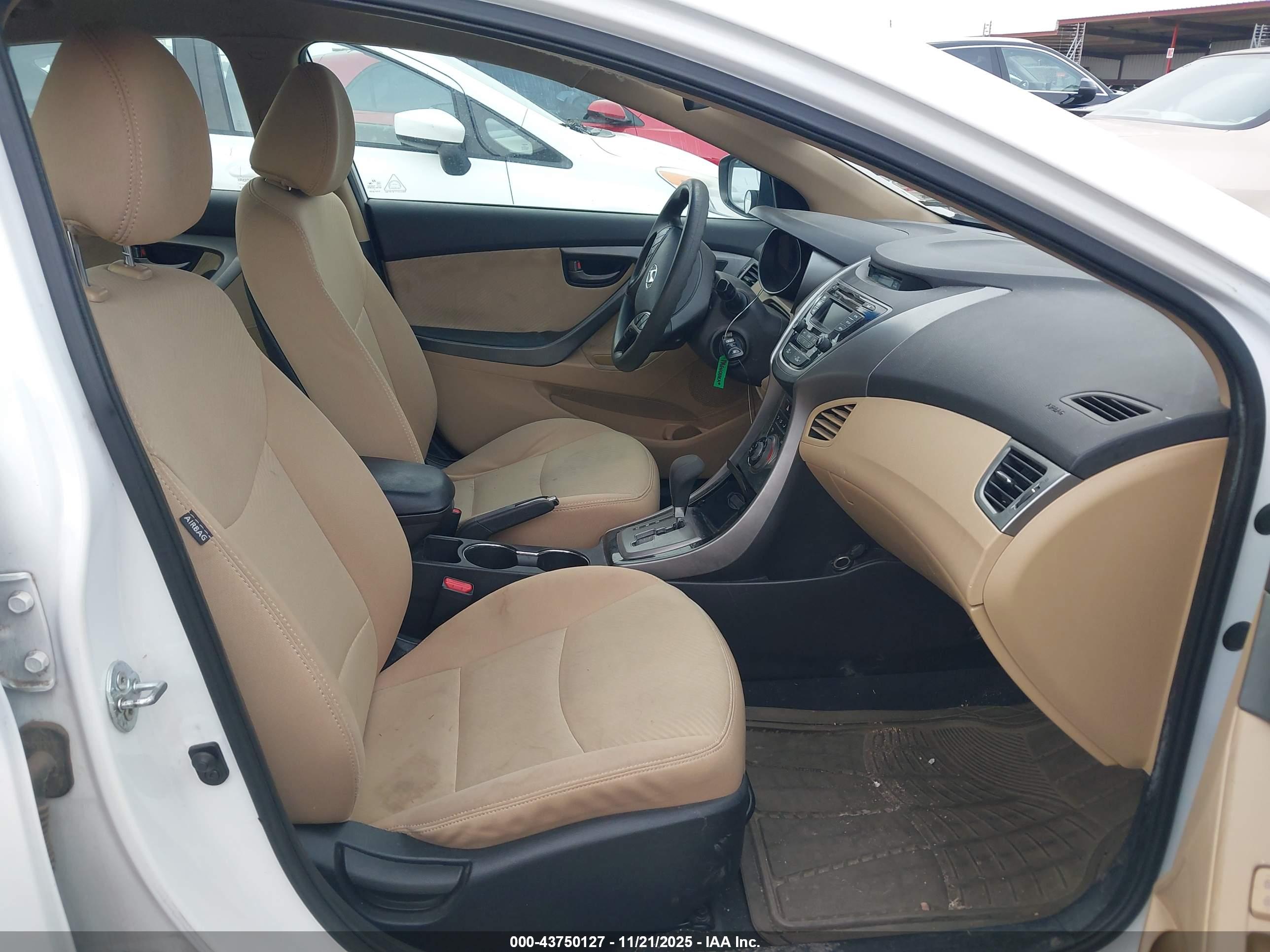 HYUNDAI ELANTRA image 5