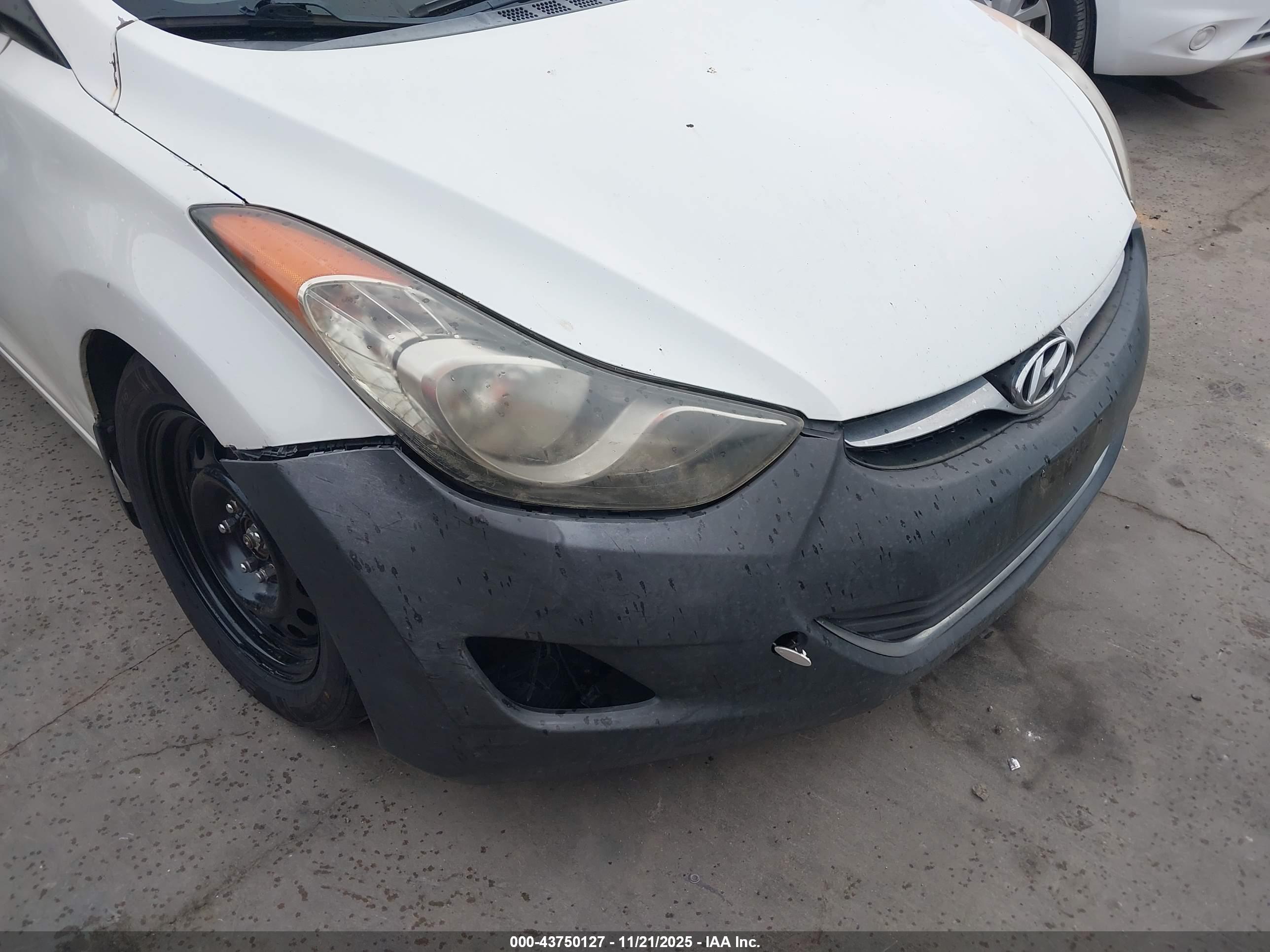 HYUNDAI ELANTRA image 6