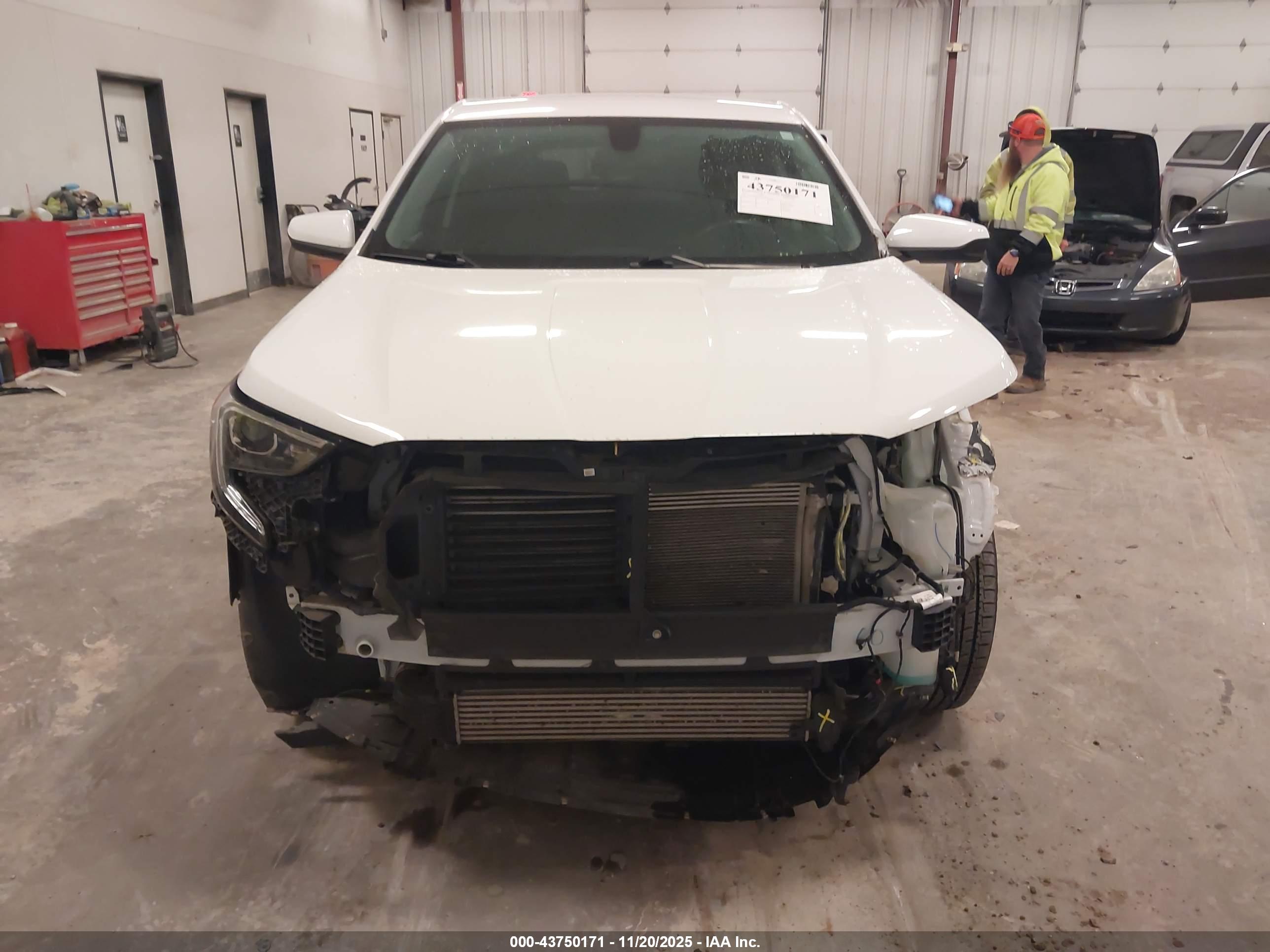 GMC TERRAIN image 6