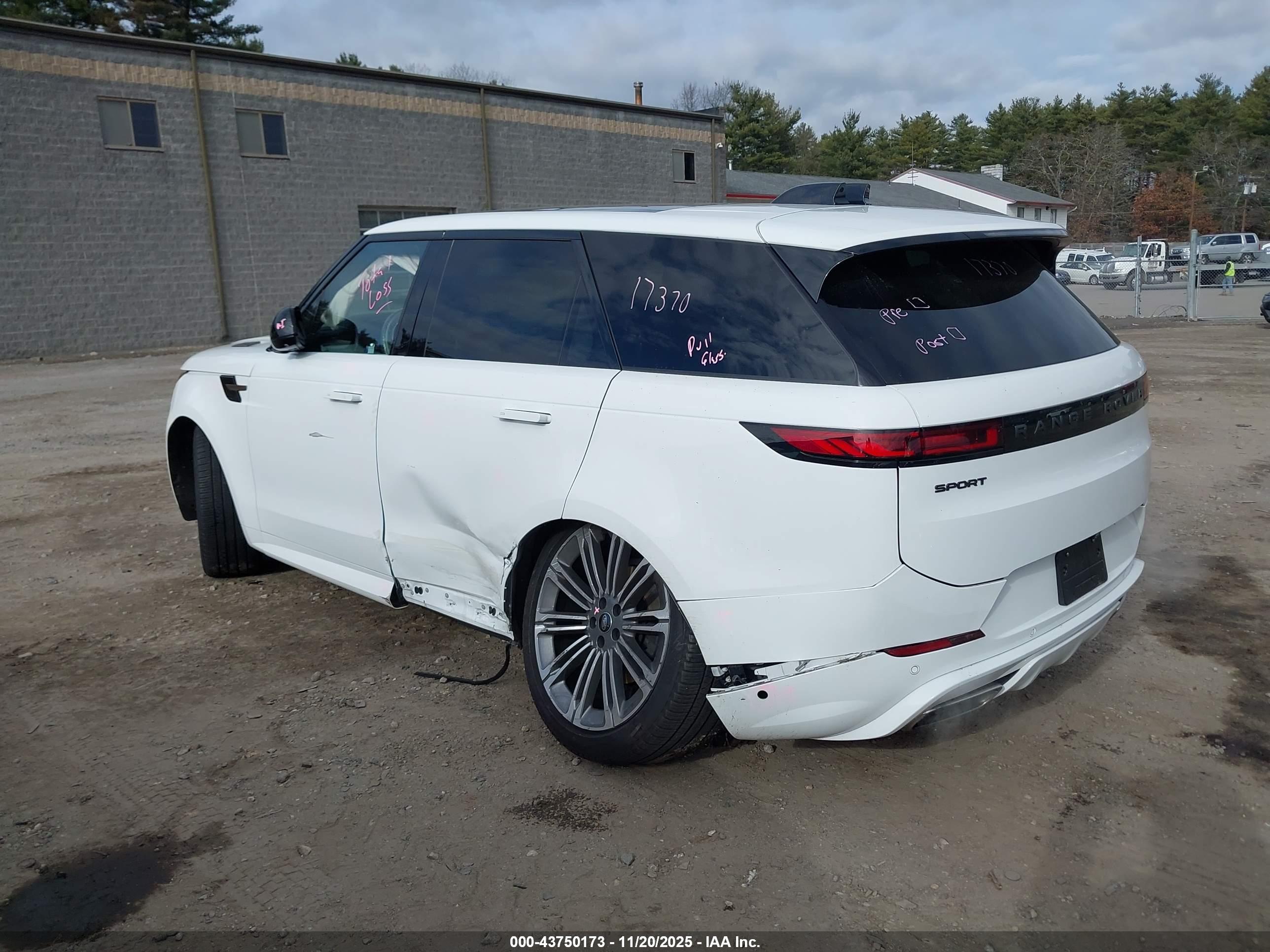 LAND ROVER image 3