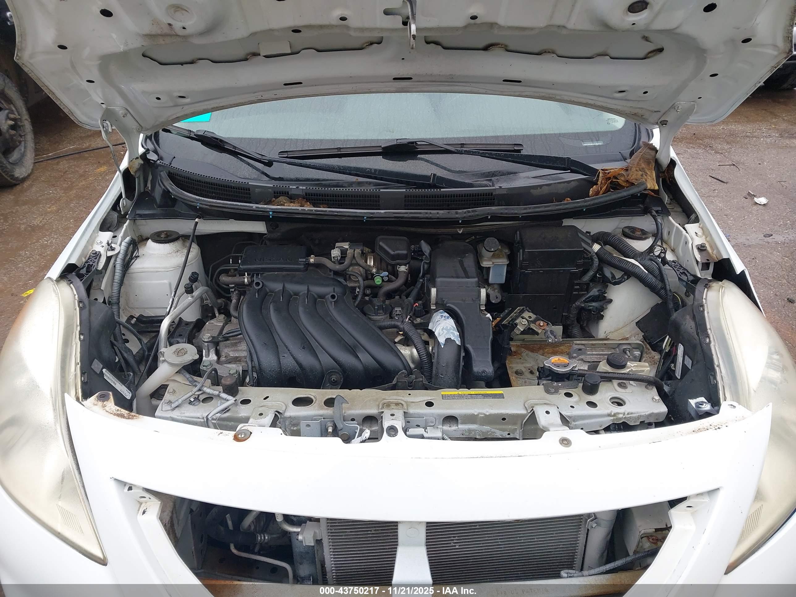 NISSAN VERSA image 10