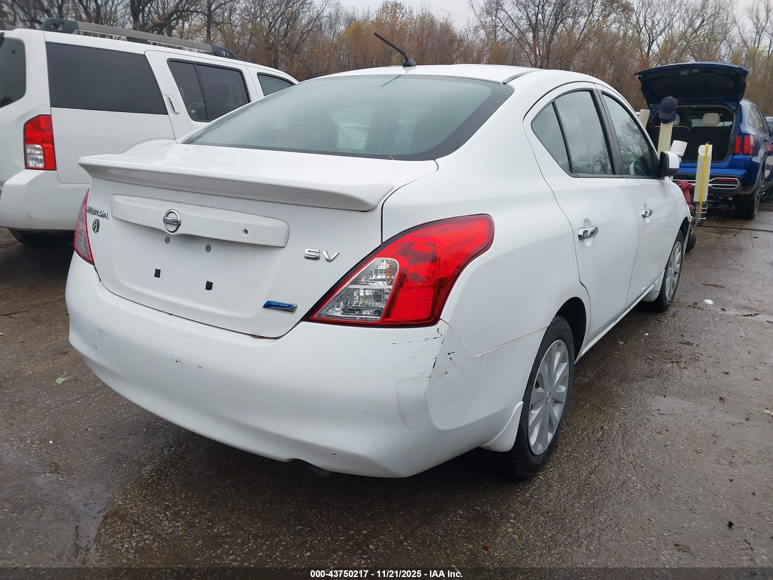 NISSAN VERSA image 4