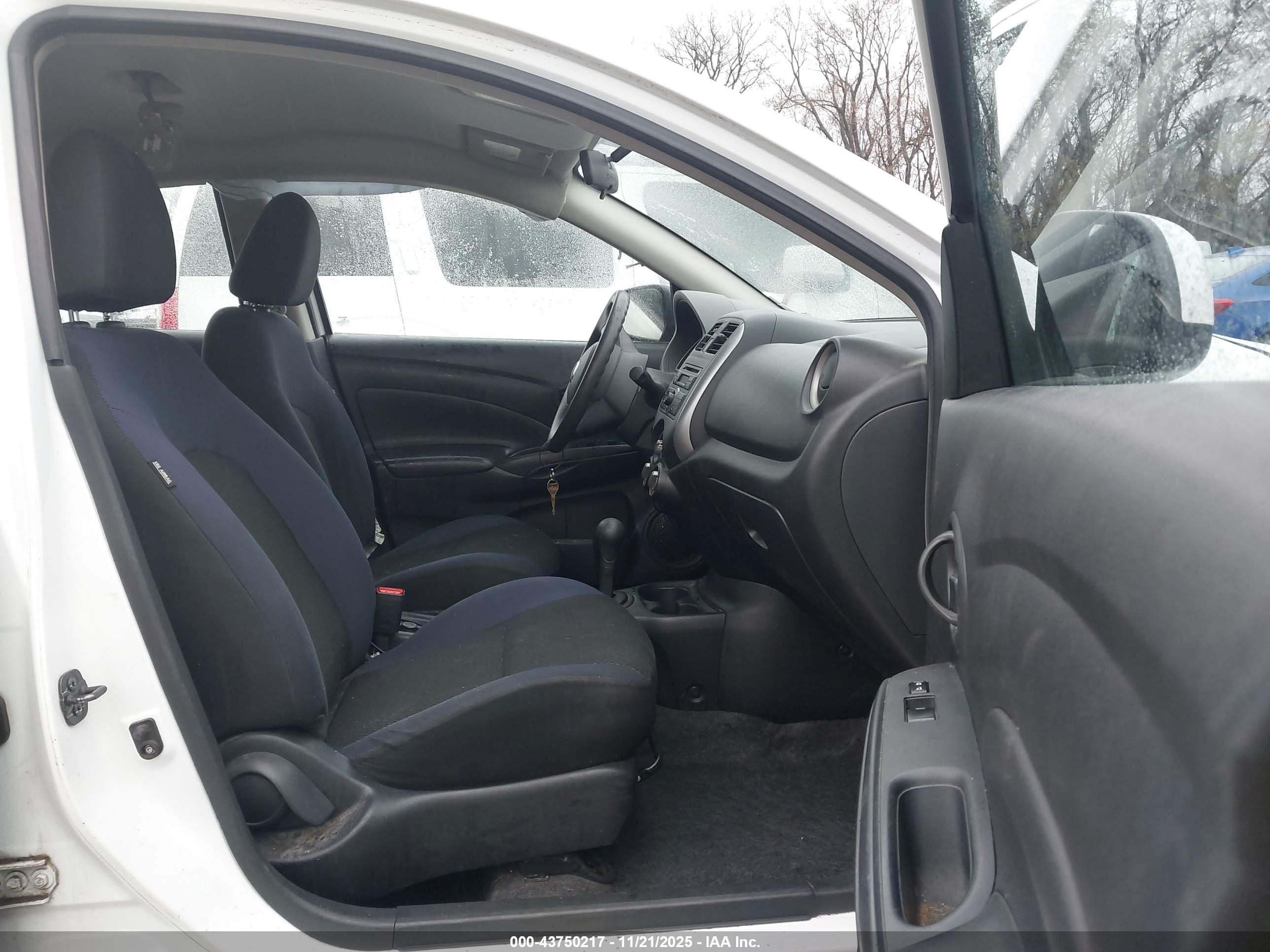 NISSAN VERSA image 5