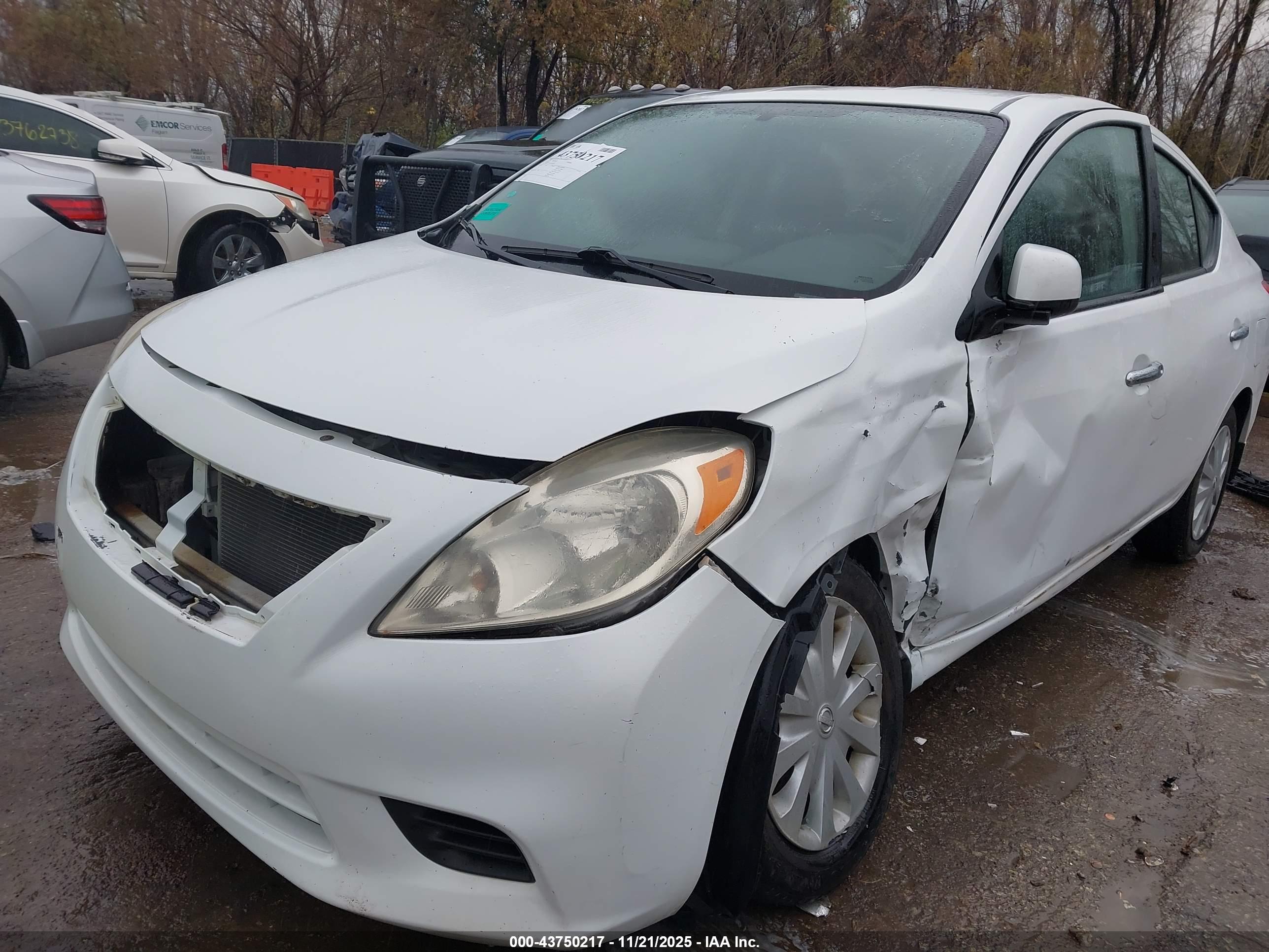 NISSAN VERSA image 6